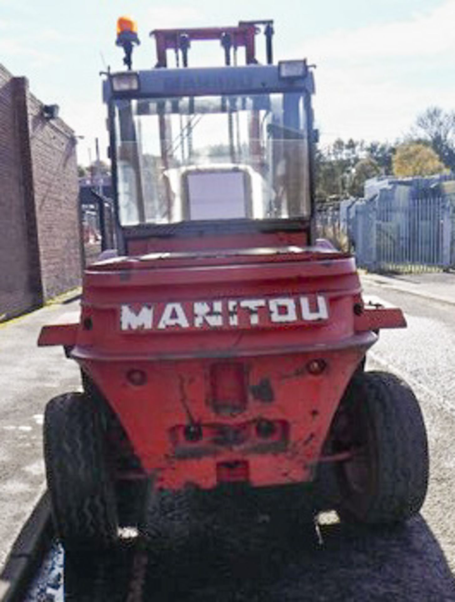 MANITOU M226CP, S/N 103001, ROUGH TERRAIN FORKLIFT WITH SIDE SHIFT, 5007HRS (NOT VERIFIED) - Image 3 of 11