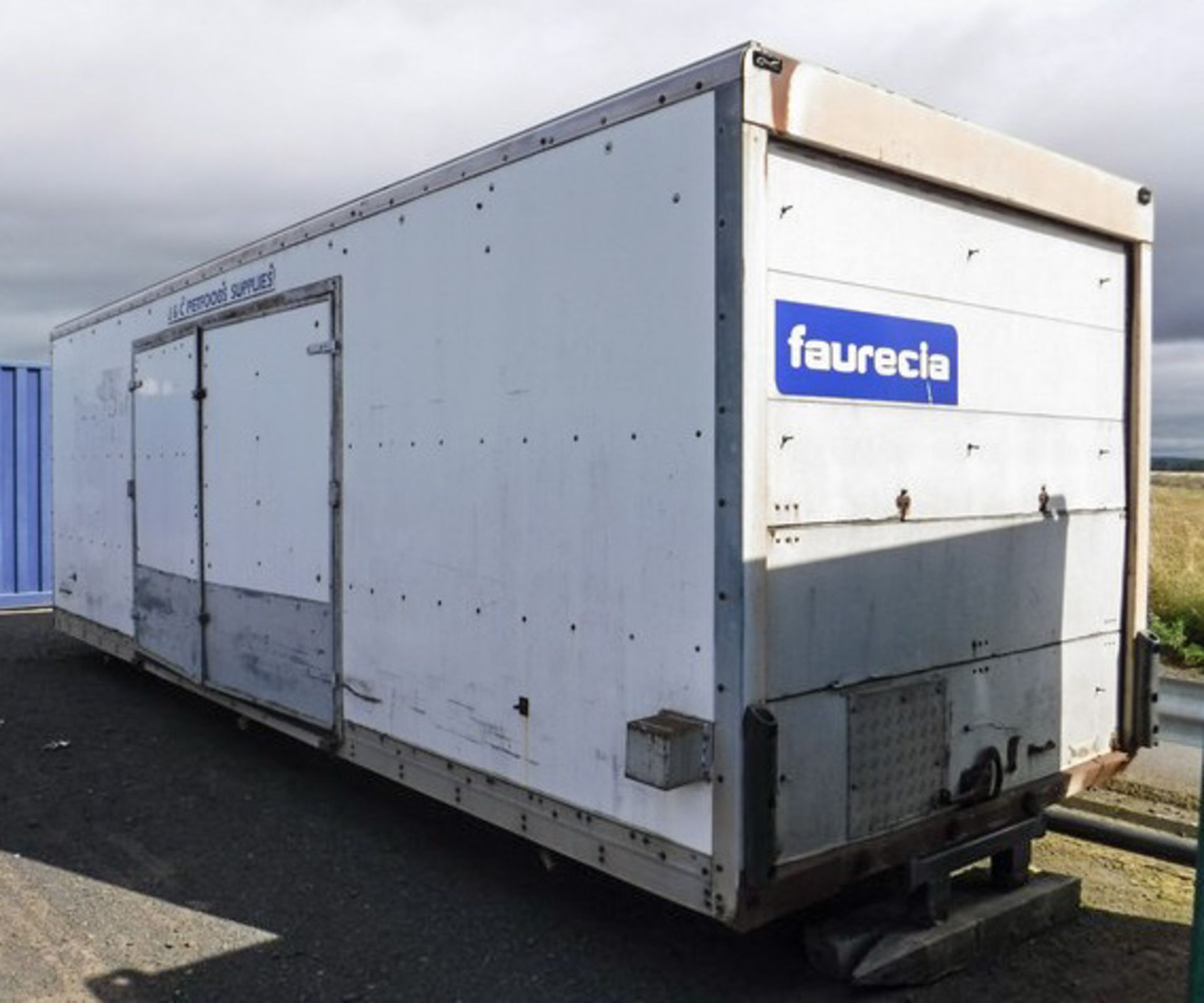 20FT x 8FT LORRY BODY C/W SHELVES & LOCKABLE SIDE DOORS. KEYS IN OFFICE - Image 4 of 7