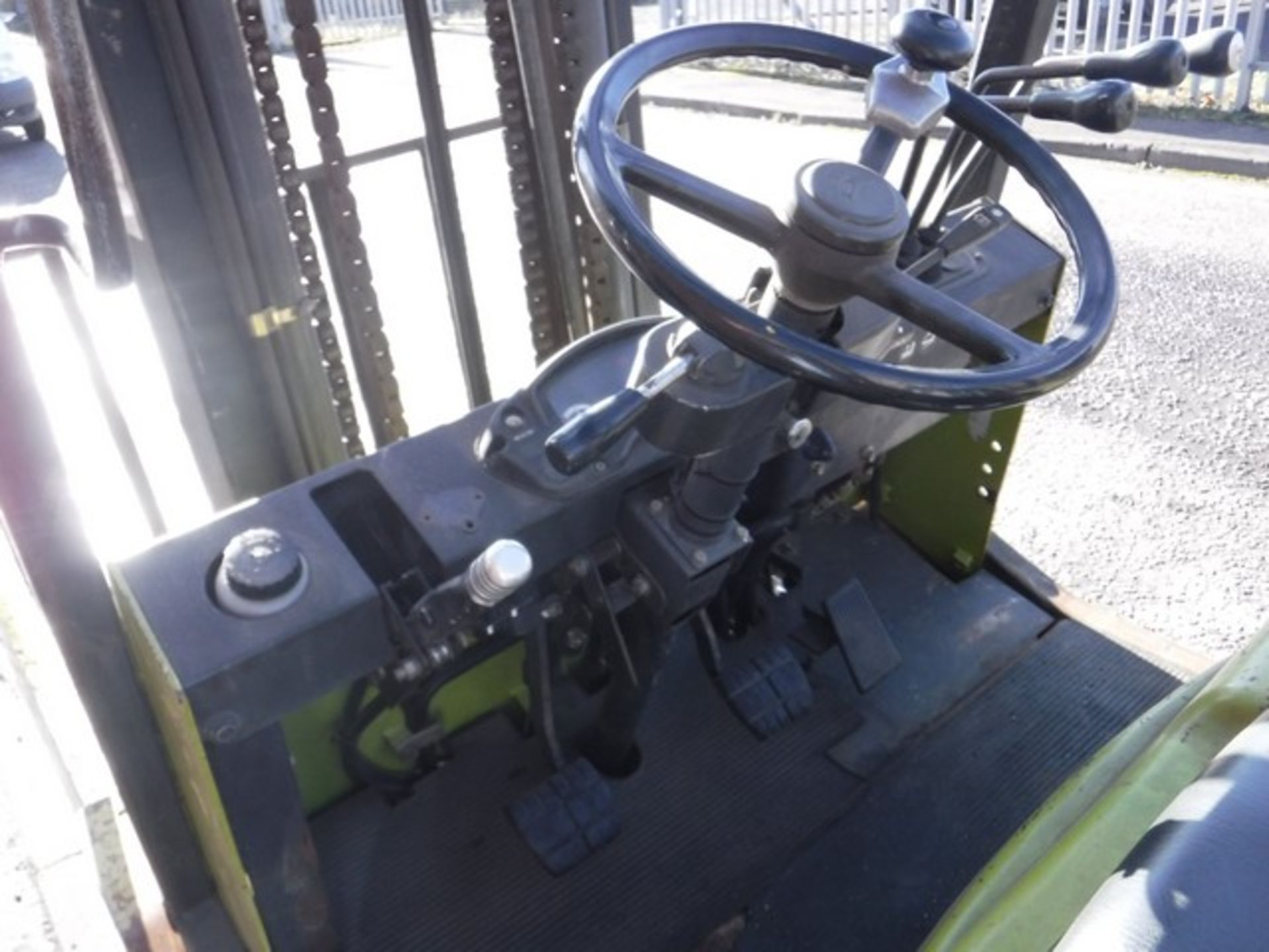 CLARKE 3 TON DIESEL FORKLIFT WITH SIDE SHIFT 7832HRS (NOT VERIFIED) - Image 7 of 16