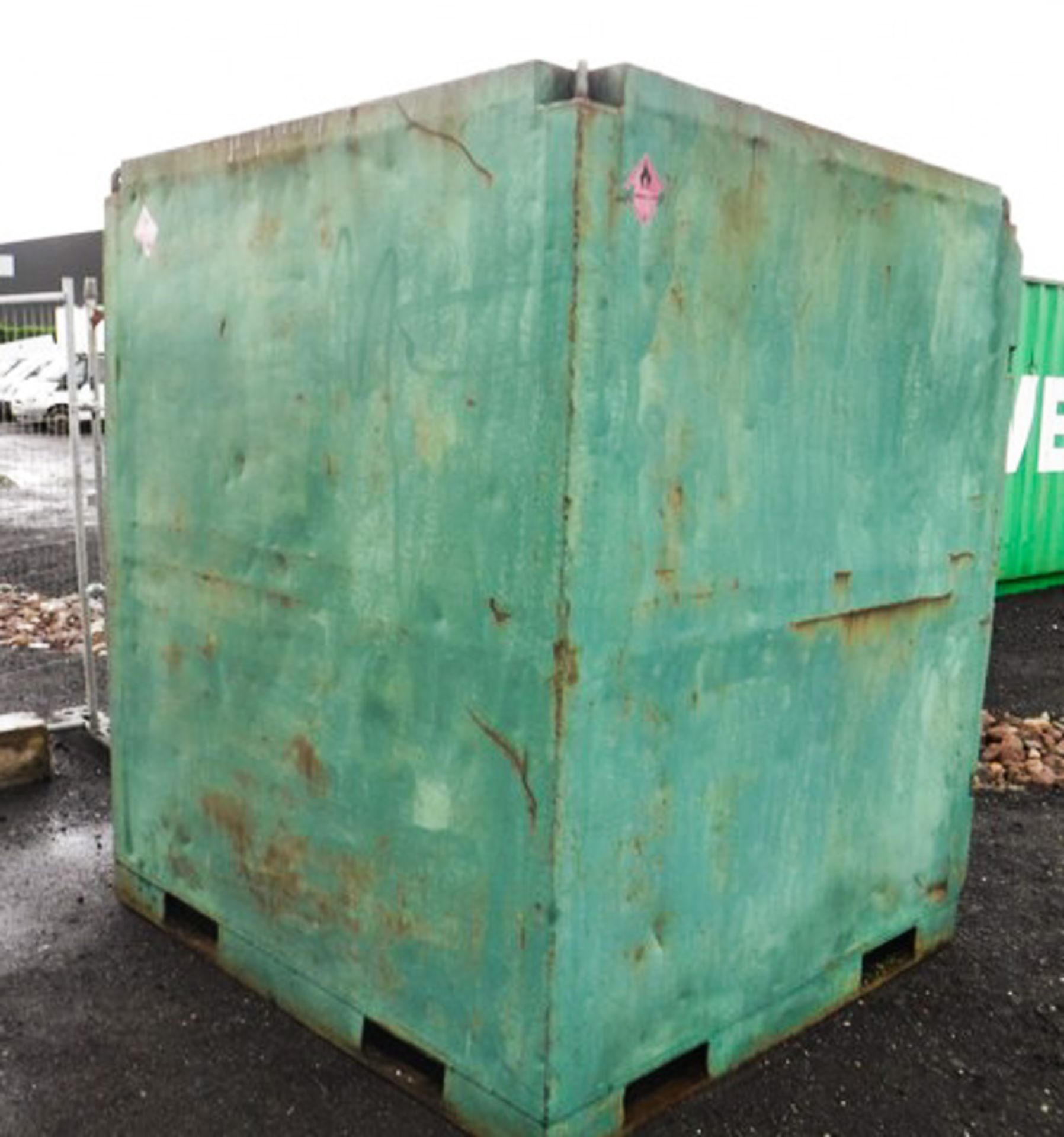 7FT X 6FT SECURE CONTAINER C/W 2000L BUNDED DIESEL TANK, HAND PUMP, METER & DISCHARGE NOZZLE - Image 2 of 5