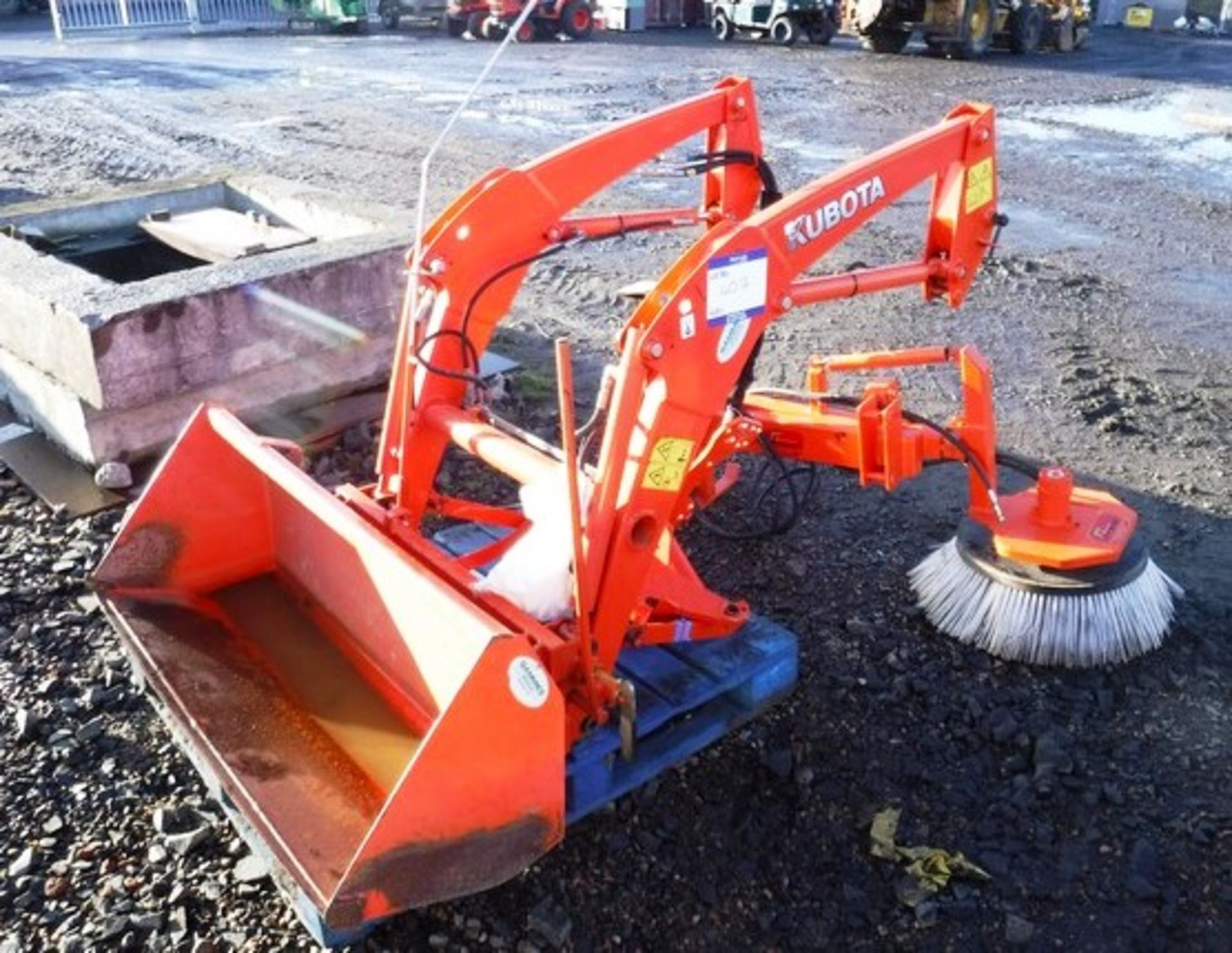 2015 KUBOTA LA534 POWER LOADER C/W BUCKET AND FITTING BRACKET AND HAS Q/ATTACH HYDRAULIC ROTARY BRUS