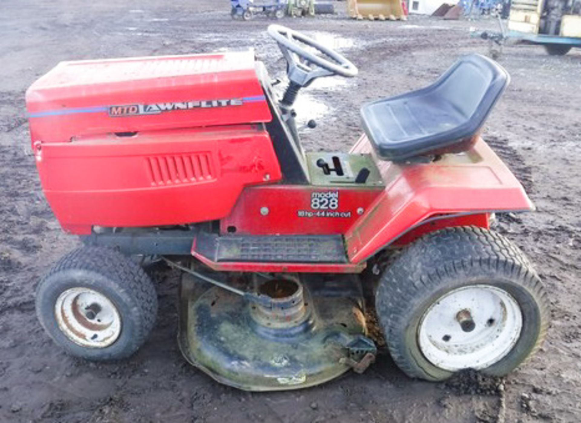 MTD LAWNFLITE RIDE ON MOWER. MODEL 828 18HP, 44" CUTTING DECK, SPARES OR REPAIRS