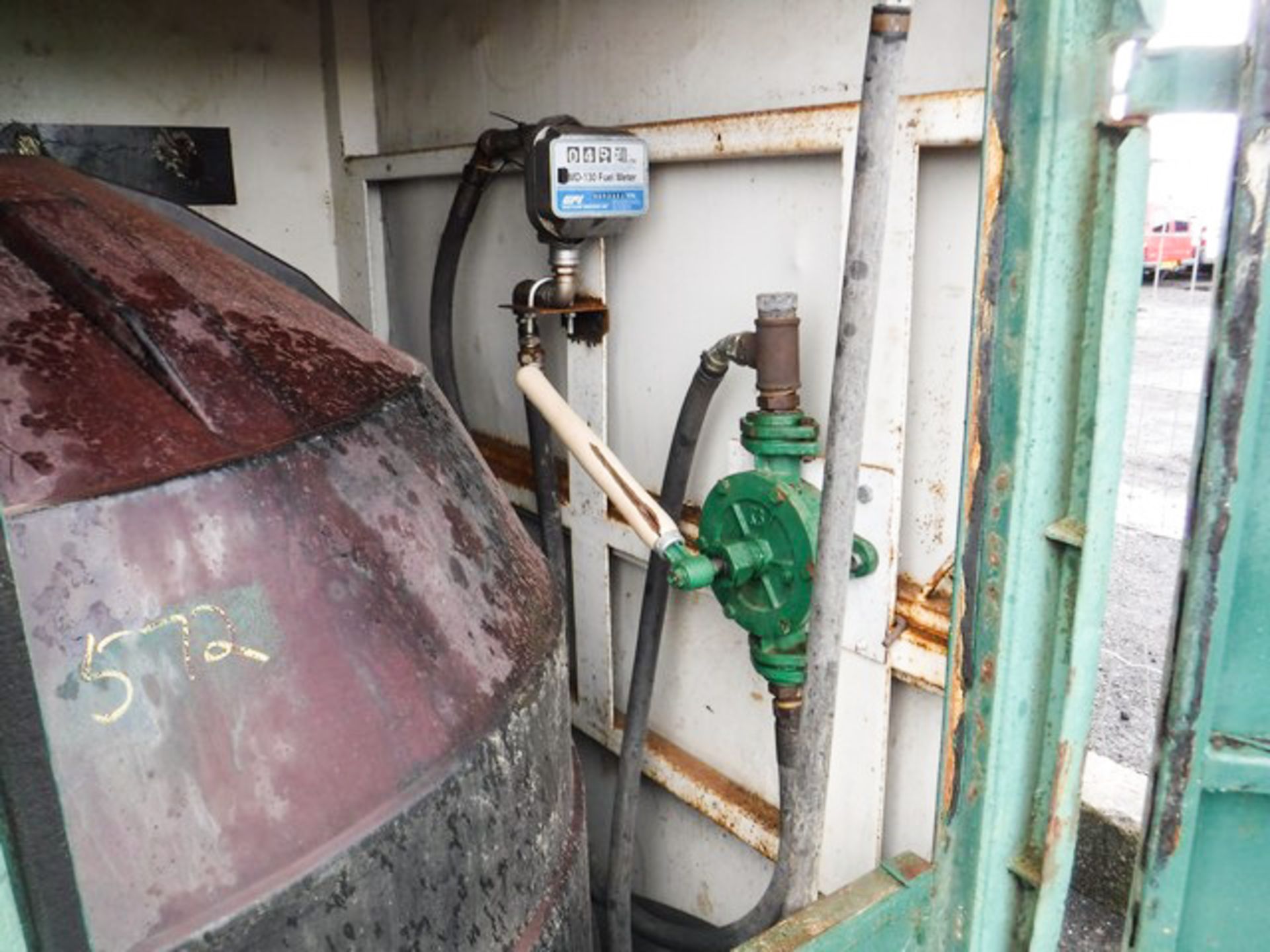 7FT X 6FT SECURE CONTAINER C/W 2000L BUNDED DIESEL TANK, HAND PUMP, METER & DISCHARGE NOZZLE - Image 4 of 5