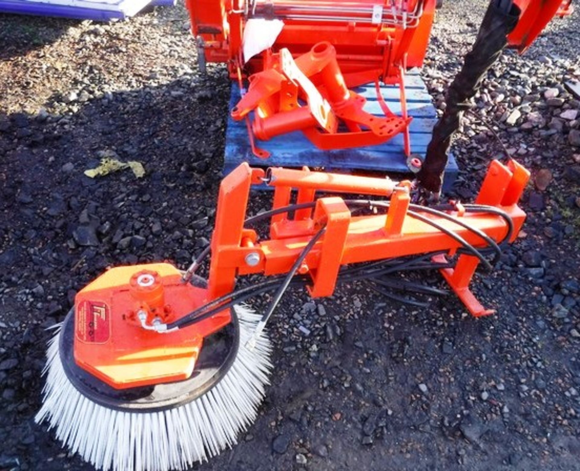 2015 KUBOTA LA534 POWER LOADER C/W BUCKET AND FITTING BRACKET AND HAS Q/ATTACH HYDRAULIC ROTARY BRUS - Image 2 of 2