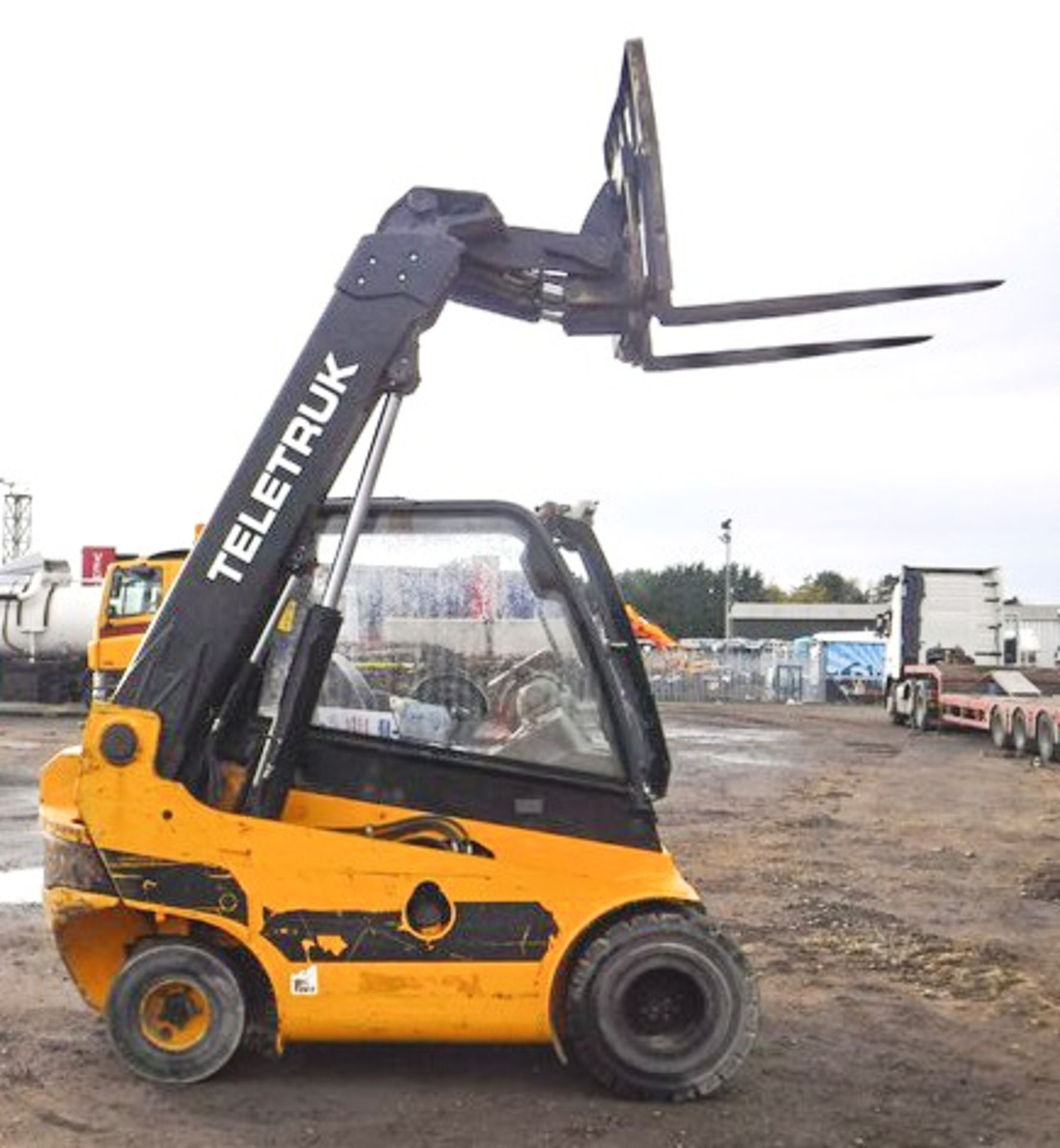 2004 JCB 30D TLT TELETRUCK C/W FORKS S/N SLPTLT3D4E0893010. LIFT CAPACITY 3 TONNES, MAX REACH 2.2M. - Image 9 of 14