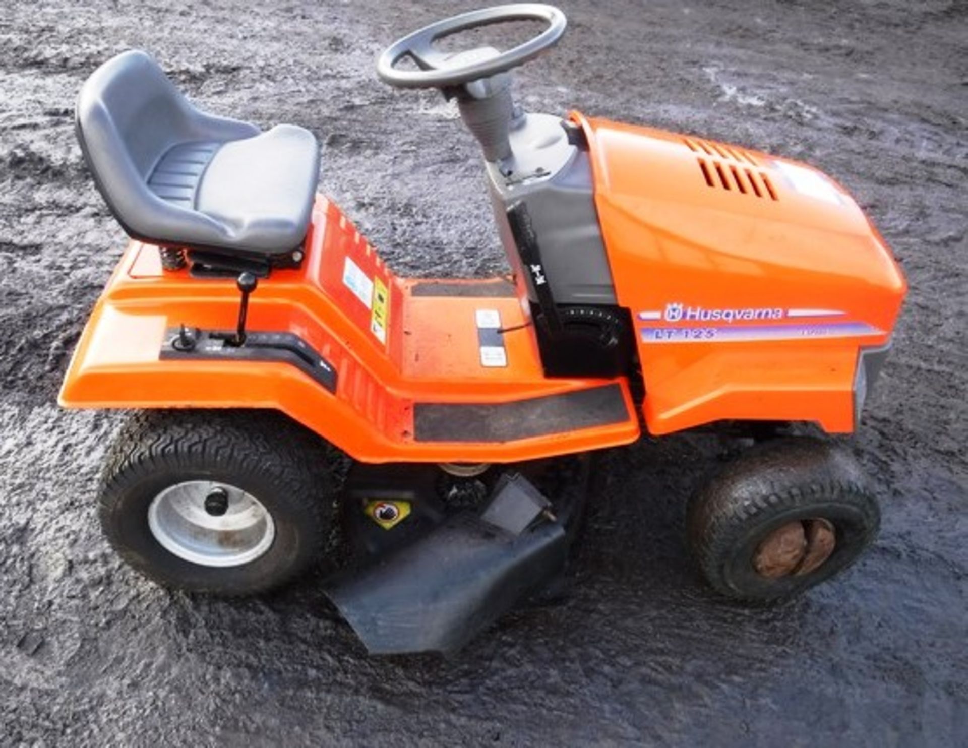 LT125 RIDE ON MOWER 12.5 HP ENGINE. 36" SIDE DISCHARGE CUTTING DECK. SN 1217963. PL NO 12007942 - Image 3 of 4