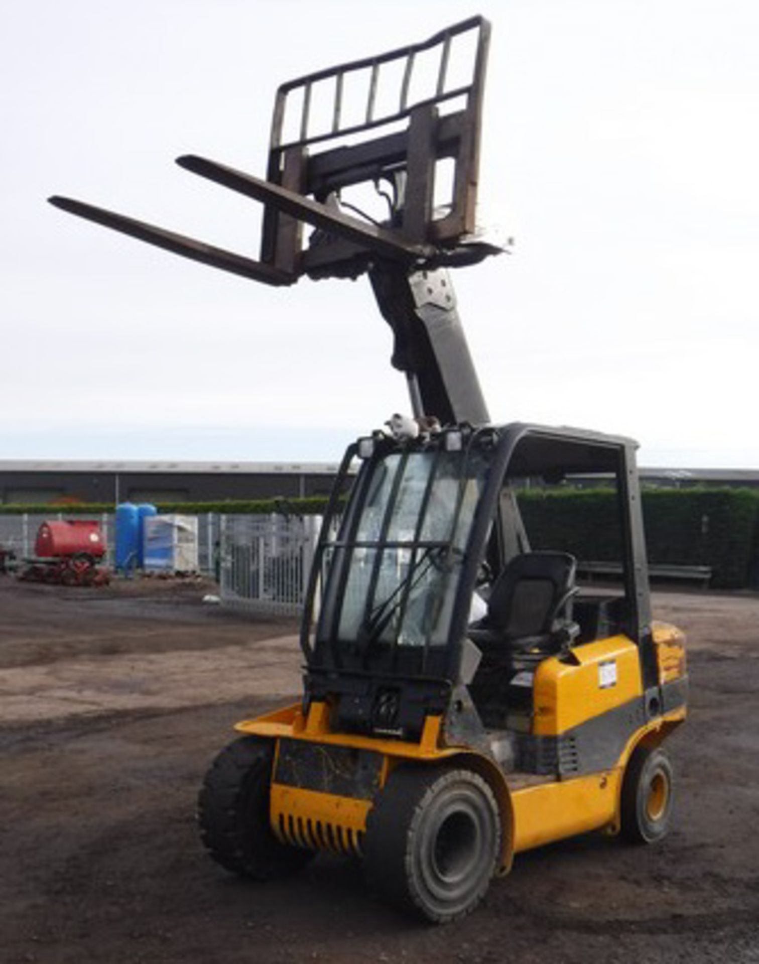 2004 JCB 30D TLT TELETRUCK C/W FORKS S/N SLPTLT3D4E0893010. LIFT CAPACITY 3 TONNES, MAX REACH 2.2M.