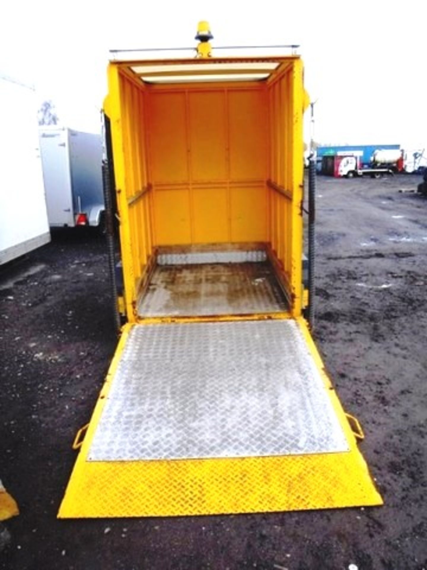 SINGLE AXLE BRADSHAW TRAILER C/W FULL OPENING REAR DOOR/RAMP, ALUMINIUM CONSTRUCTION, IDEAL LAMBING - Image 2 of 9