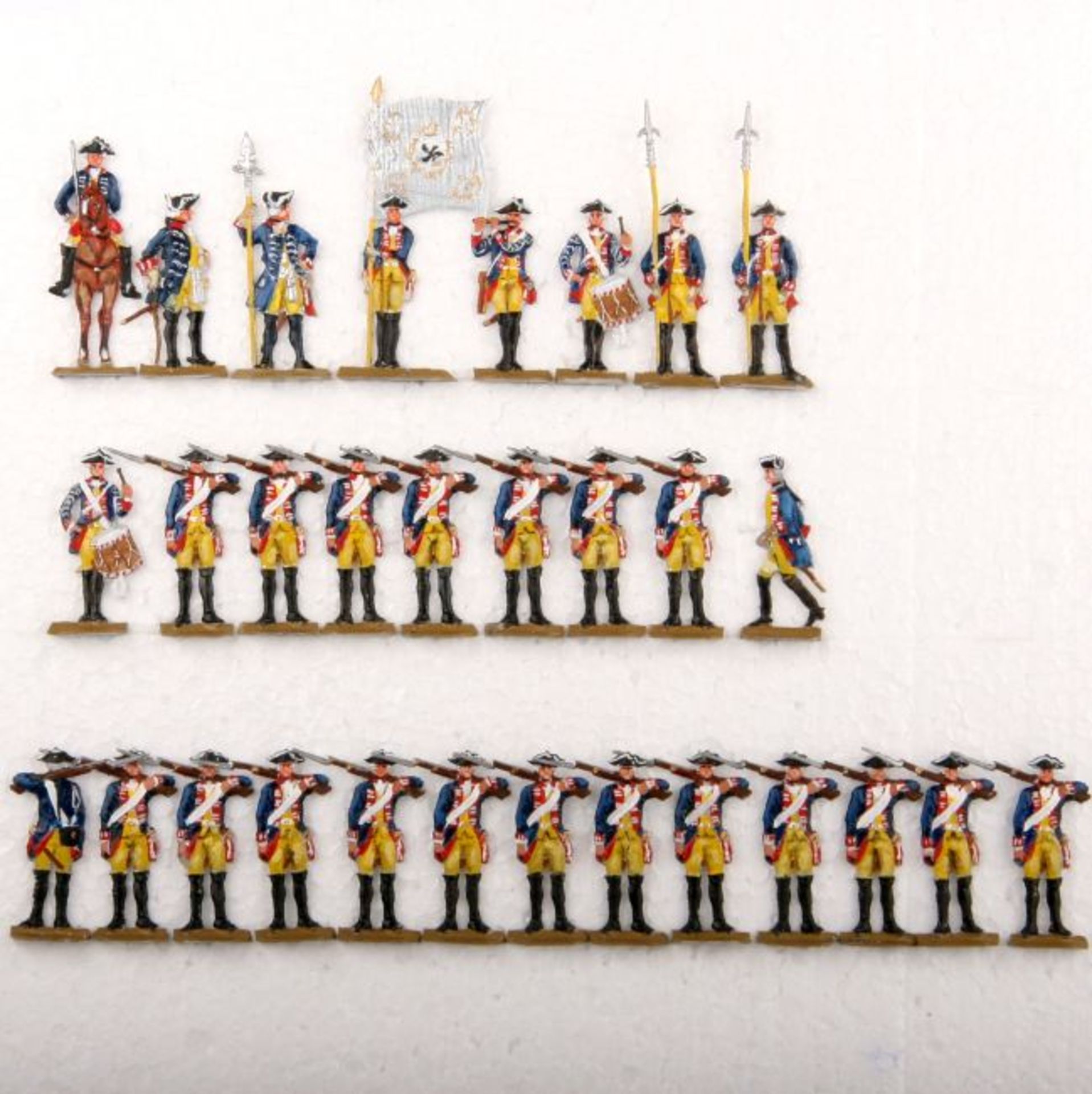 Preußen um 1760, Regiment Garde Nr. 15, 2. Bataillon angetreten, Gewehr geschultert, frontal, Bunzel