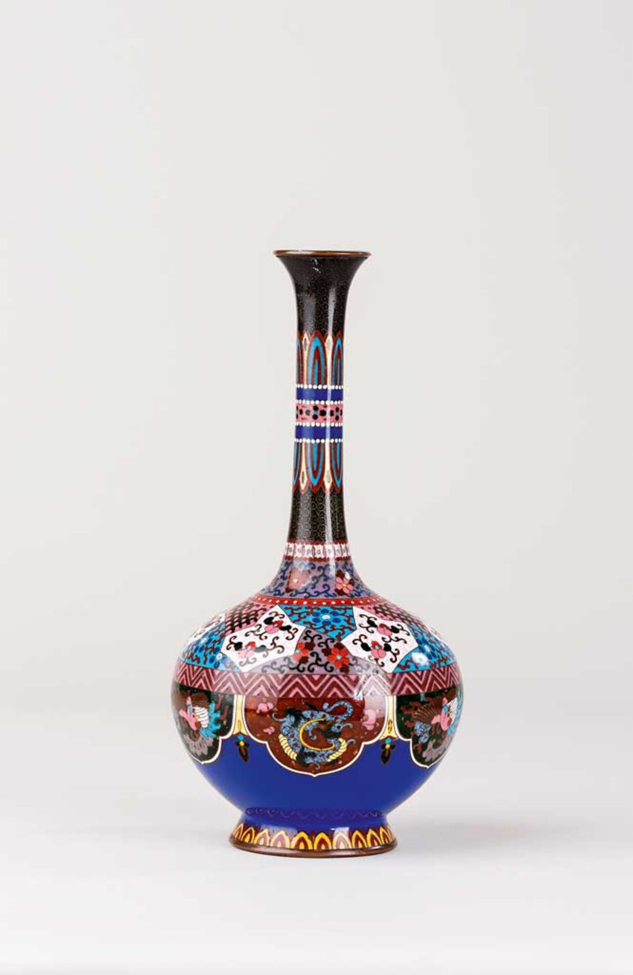 Cloisonné-Vase. Japan, Meiji-Zeit, 19. Jh. H 25,5 cm