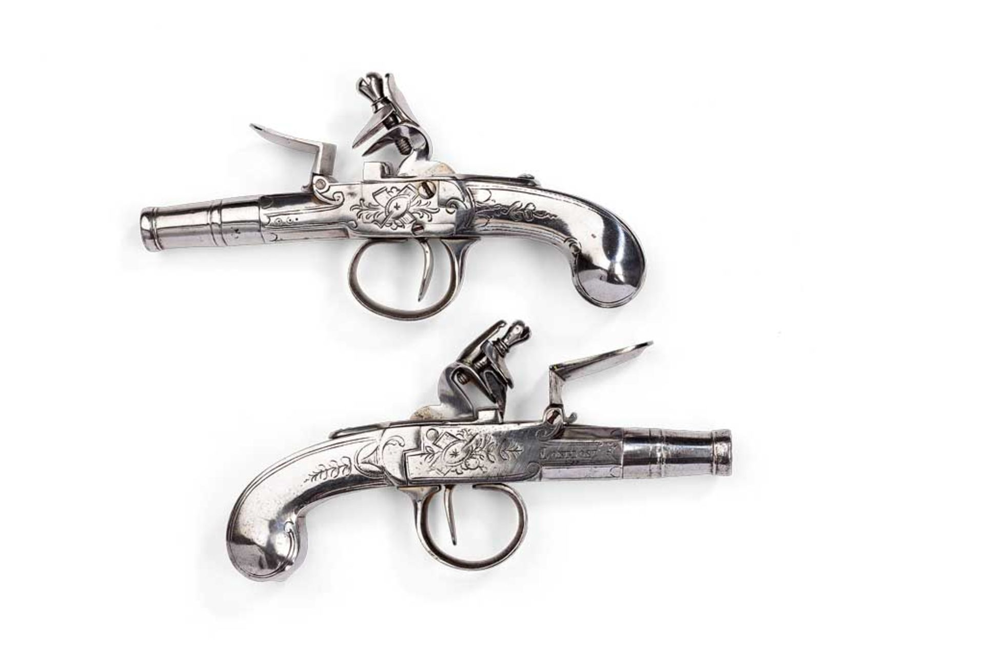 Paar Steinschloss-Taschenpistolen. Kurze Rundläufe mit Wulst und angedeuteten Zügen. Kastenschlösser