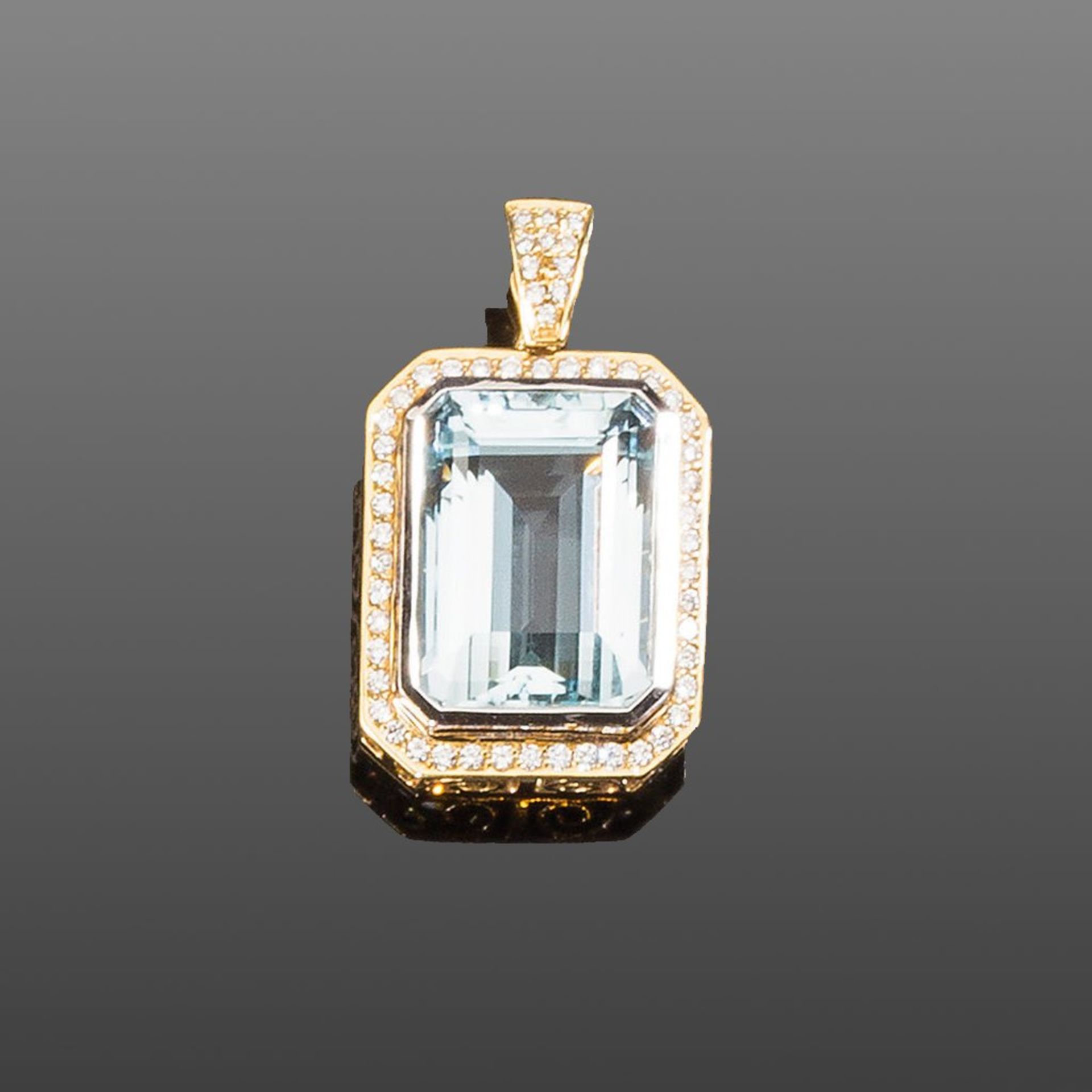 Großer Aquamarin-Clipanhänger. Aquamarin ca. 24 ct. (2 x 1,8 cm). 55 Brillanten ca. 0,80 ct. Weiß (