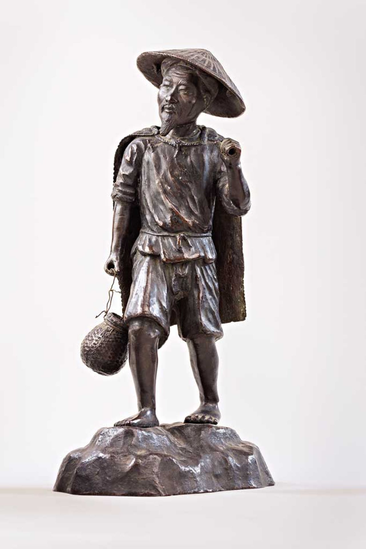 Schreitender Landarbeiter. Bronze. China, 19. Jh. H 30,5 cm