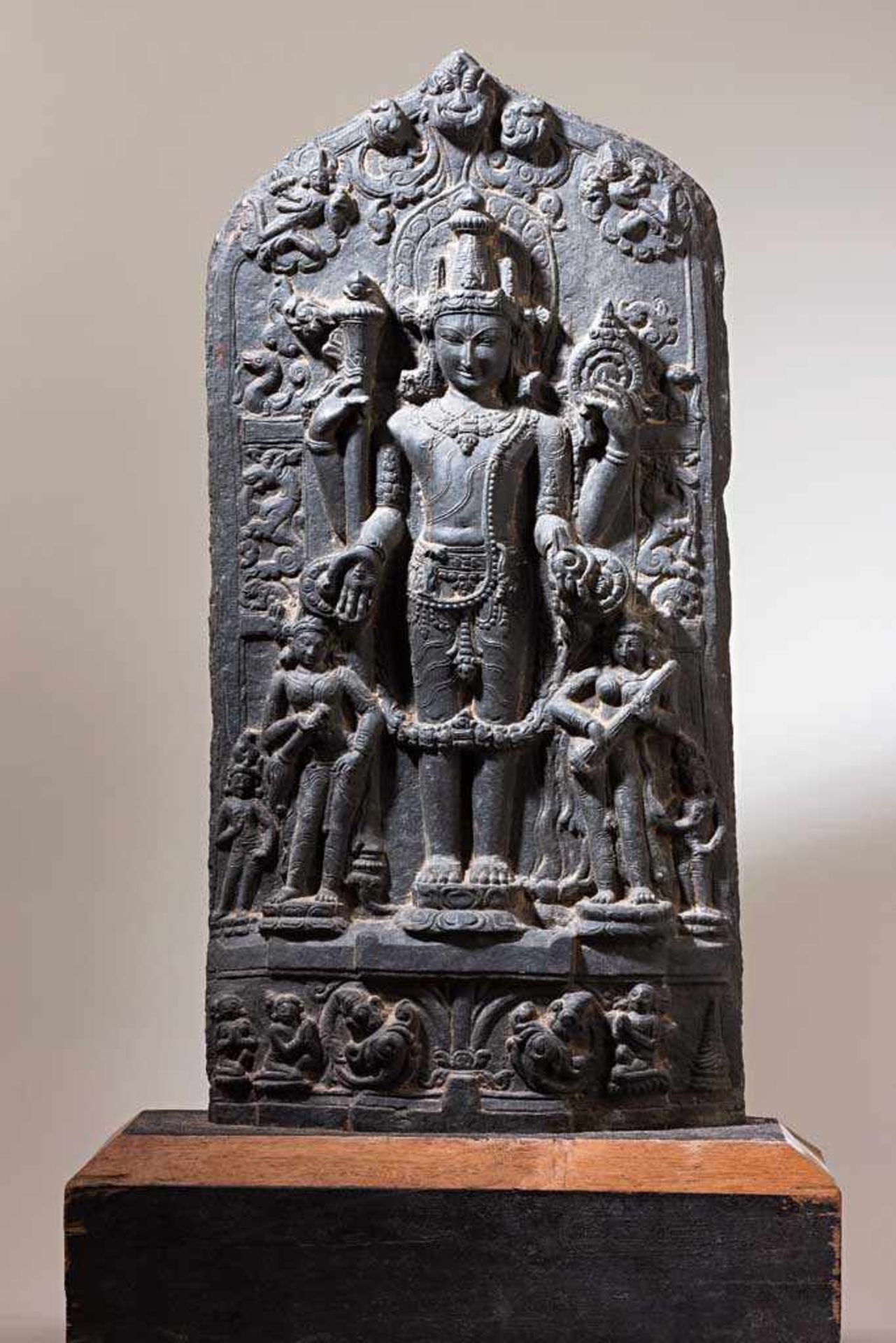 Bedeutende Vishnu-Stele. Mittig auf doppeltem Lotossockel stehender Vishnu mit seinen Attributen,