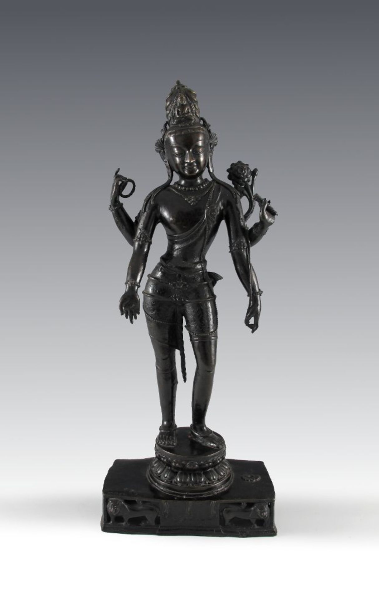 Vierarmiger Vishnu im Stil des 15. Jh. Dunkel patinierte Bronze. 19./20. Jh. H 59 cm