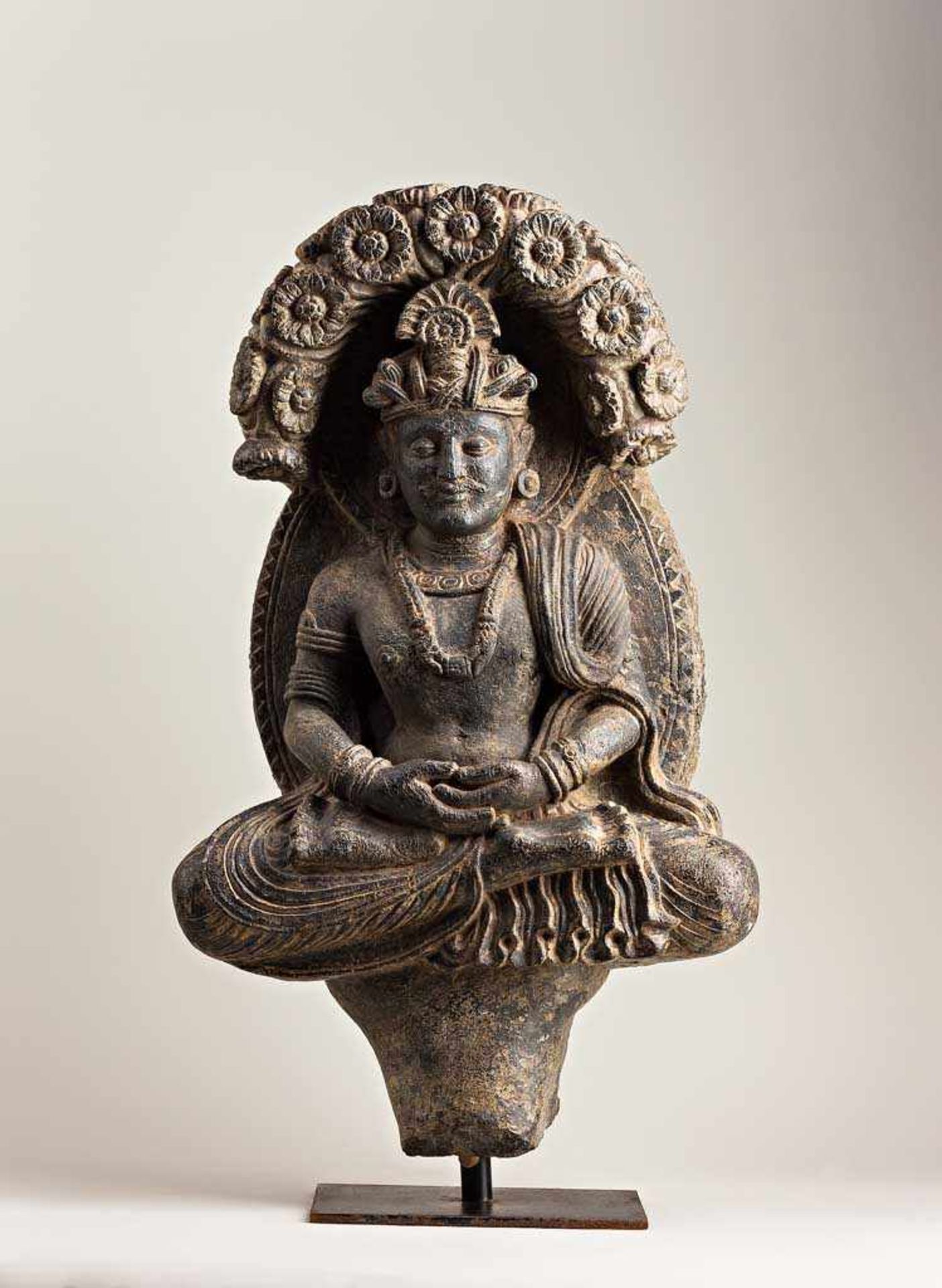 Meditierender Bodhisattva. Dhyana Asana und Mudra. Weich fallendes Gewand. Schmuck und Turban mit