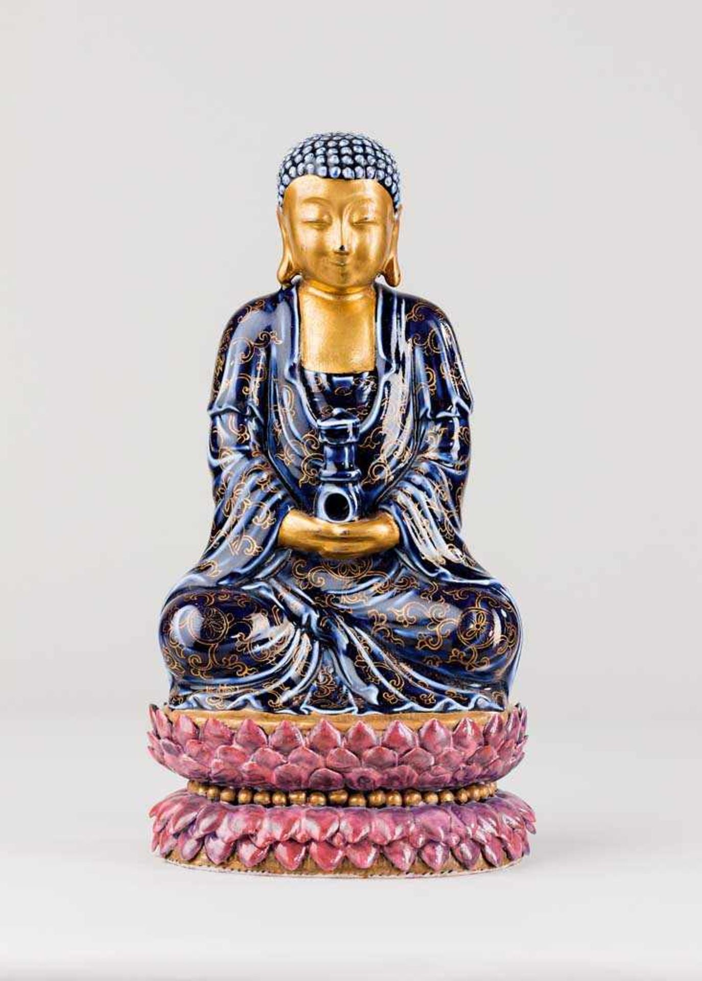 Sitzender Buddha auf doppeltem Lotossockel. Porzellan mit Unterglasurblau und Teilvergoldung. China,