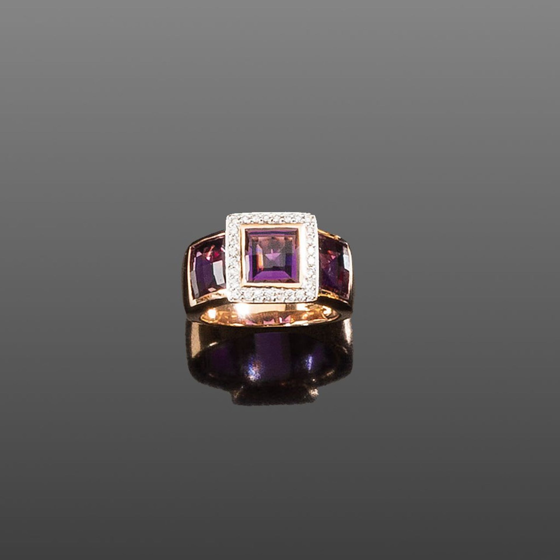 Amethyst-/Brillantring. Facettierte quadratische Amethyste ca. 4,50 ct. Brillanten ca. 0,17 ct.