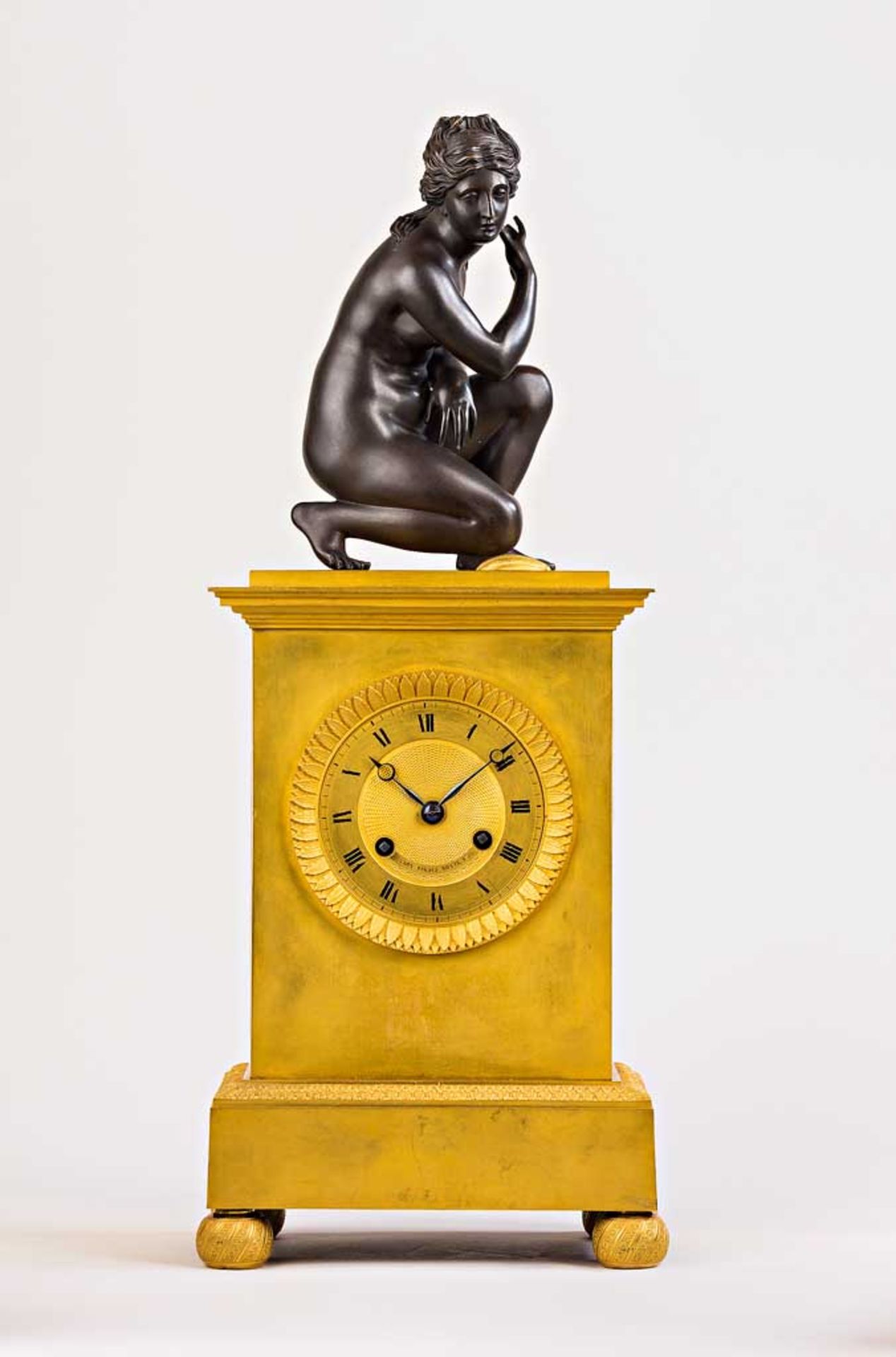 Feine Bronze-doré-Pendule. Metallzifferblatt, bez. "Le Roy Palais Royal No. 114" (siehe Tardy, S.