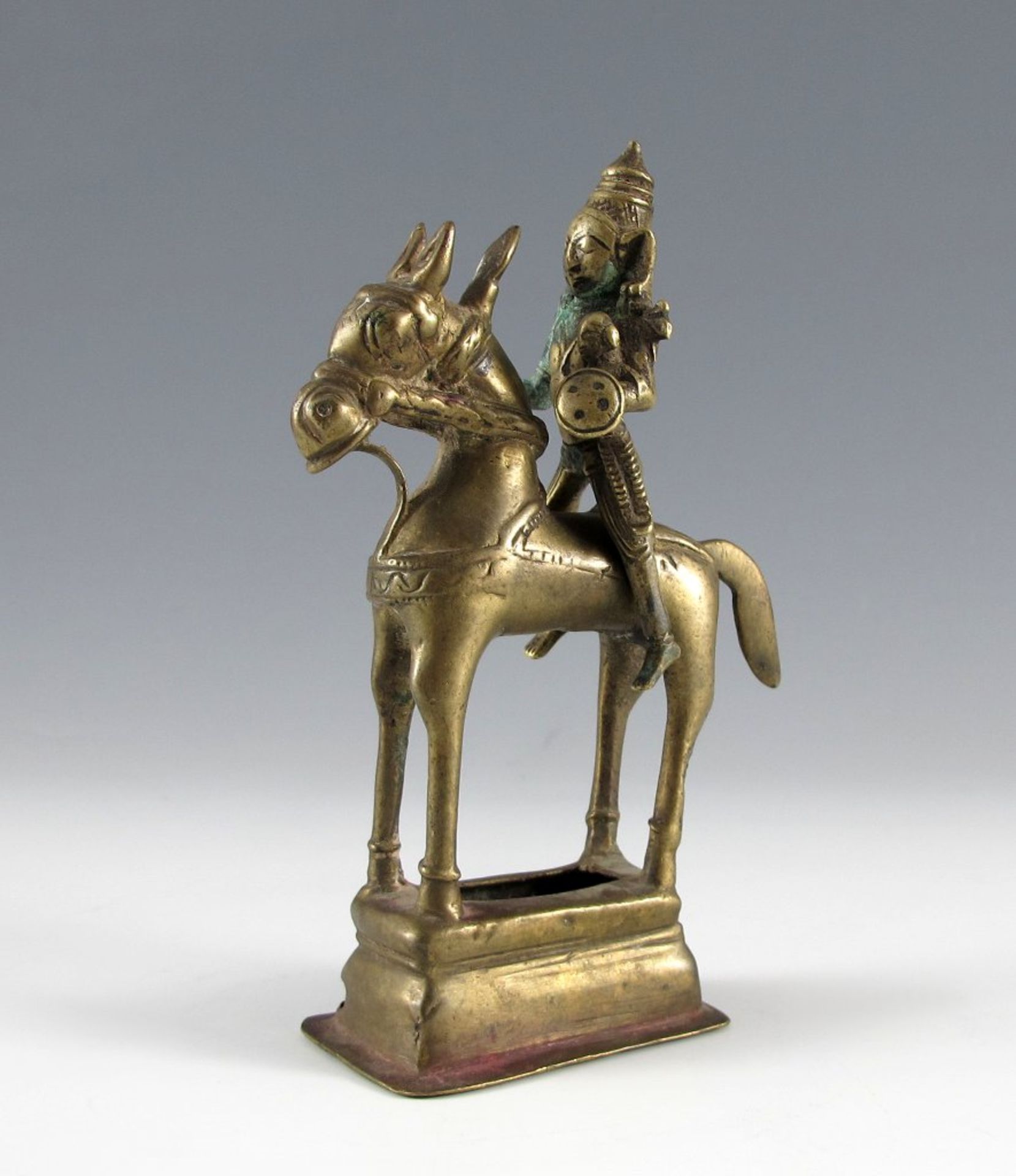 Votivgabe. Shiva zu Pferd. Messing. Orissa, um 1900. H 17 cm
