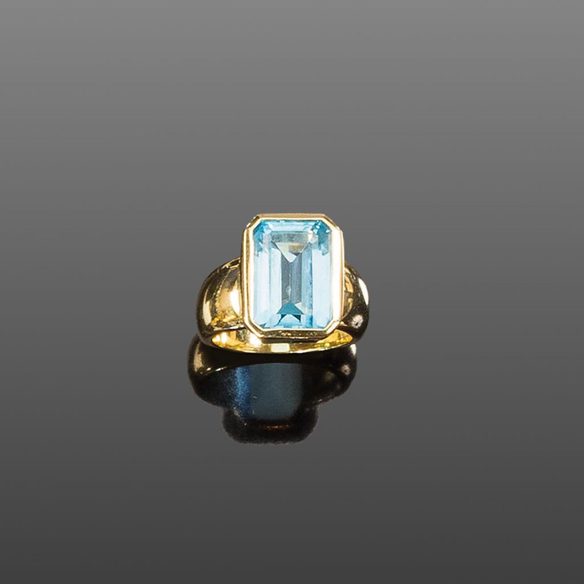 Blautopasring. Oktagonaler Blautopas ca. 8,50 ct. Fassung 14 ct. GG