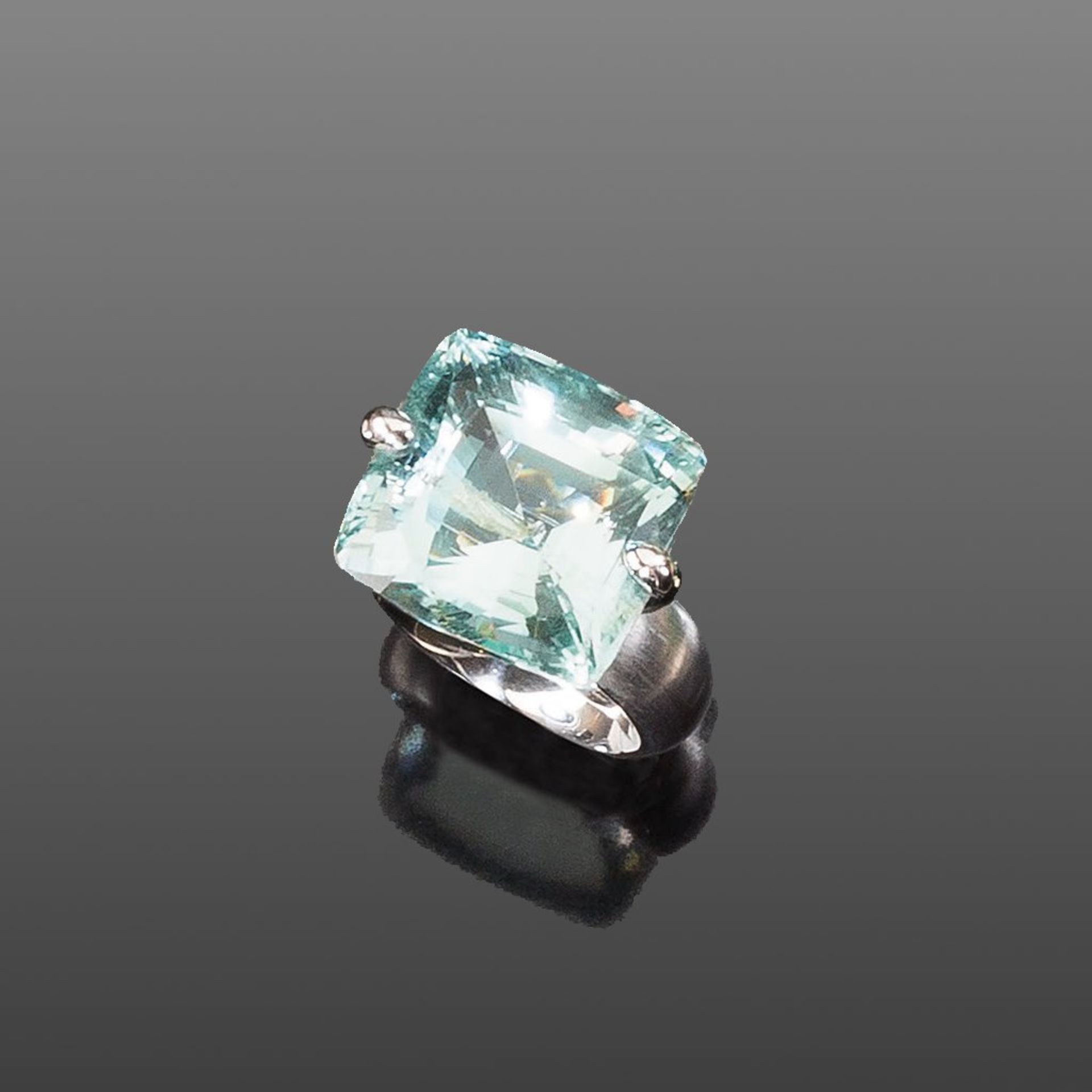 Großer Aquamarinring. Aquamarin im Kissenschliff, ca. 33 ct. Feine massive Fassung in 18 ct. WG