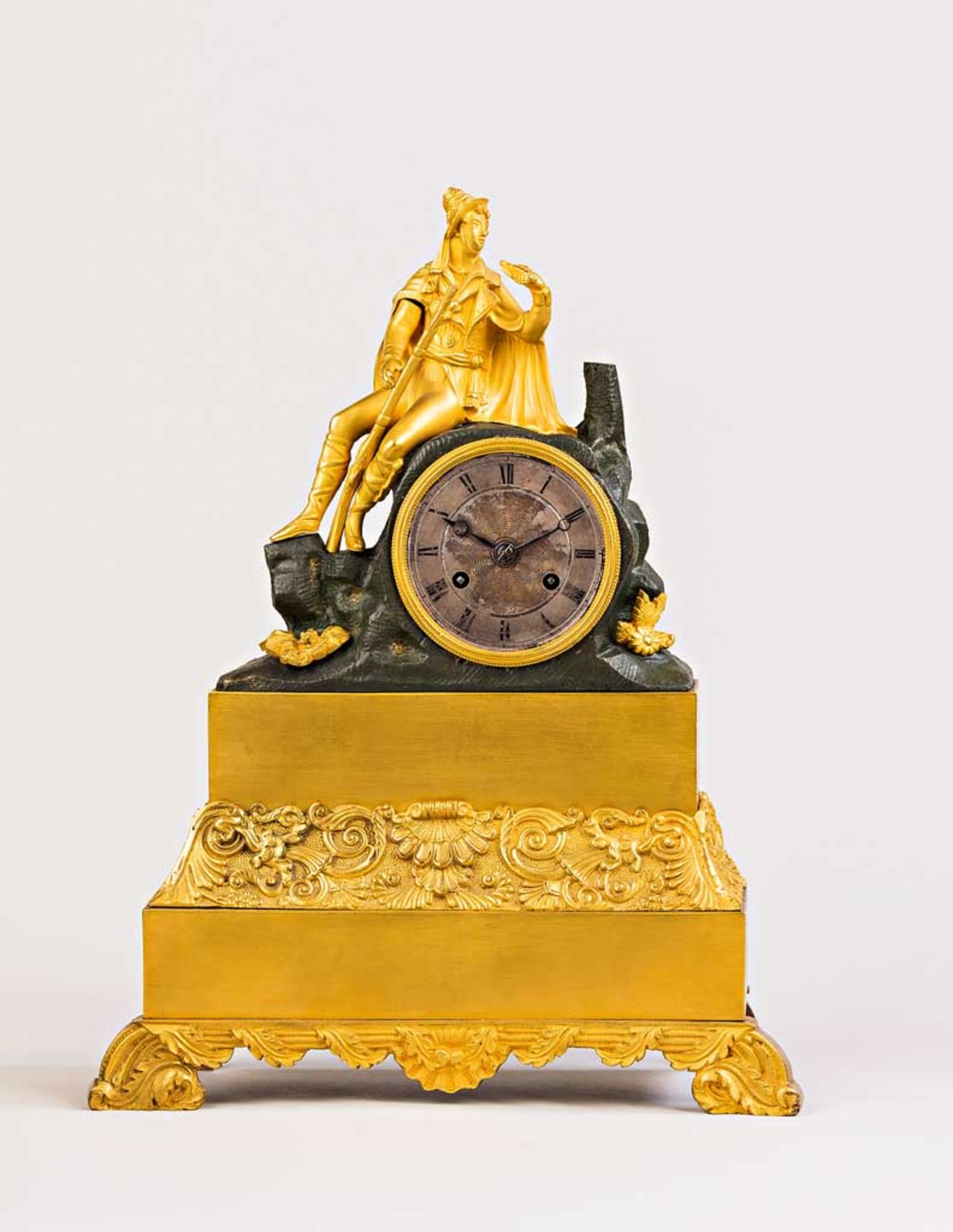 Bronze-doré-Pendule. Figurale Szene. Metallzifferblatt. Rundes Pendulenwerk. 19. Jh. H 35 cm