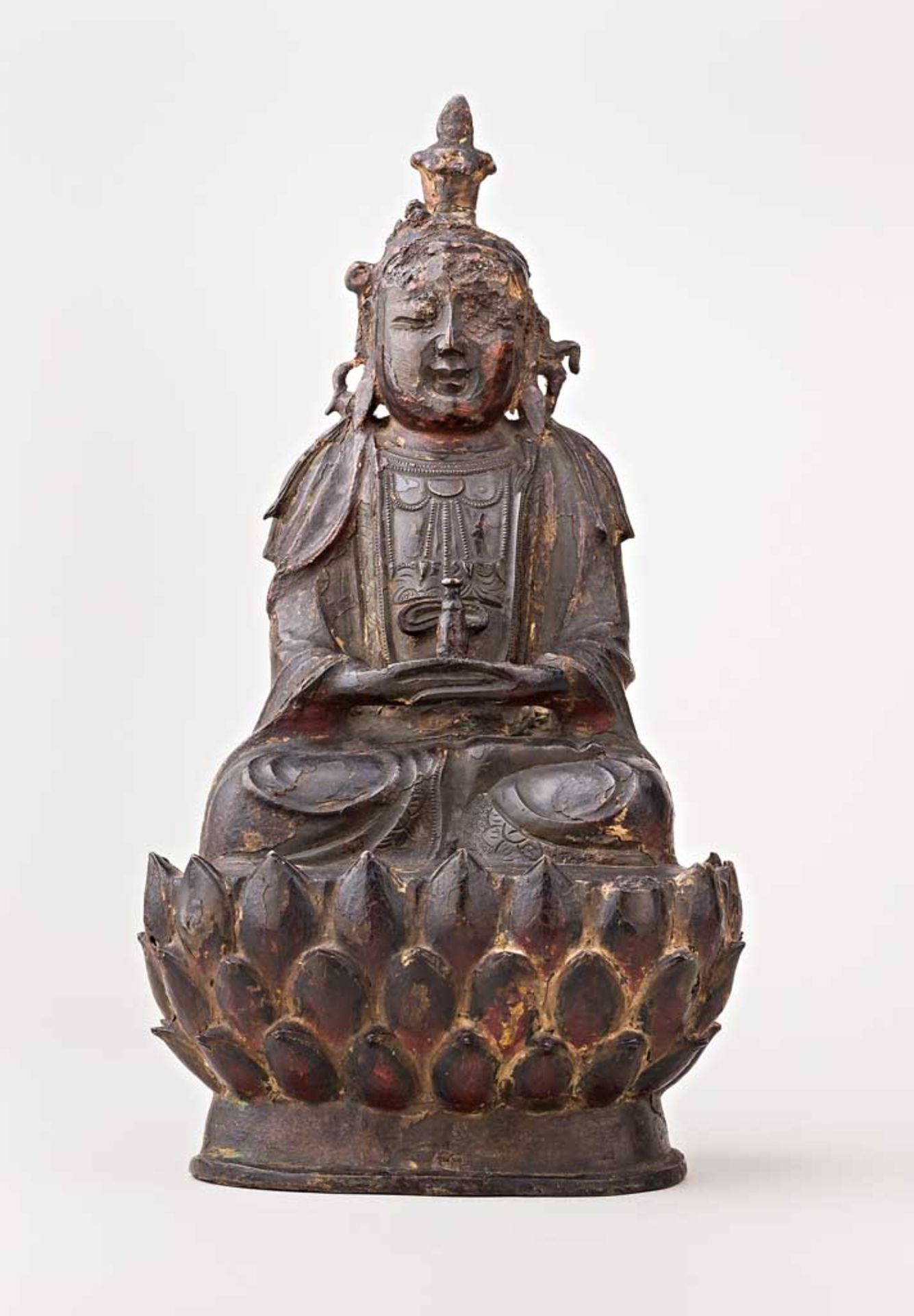 Bodhisattva Guanyin. Auf dreifachem Lotossockel in Meditationshaltung sitzend, in den Händen