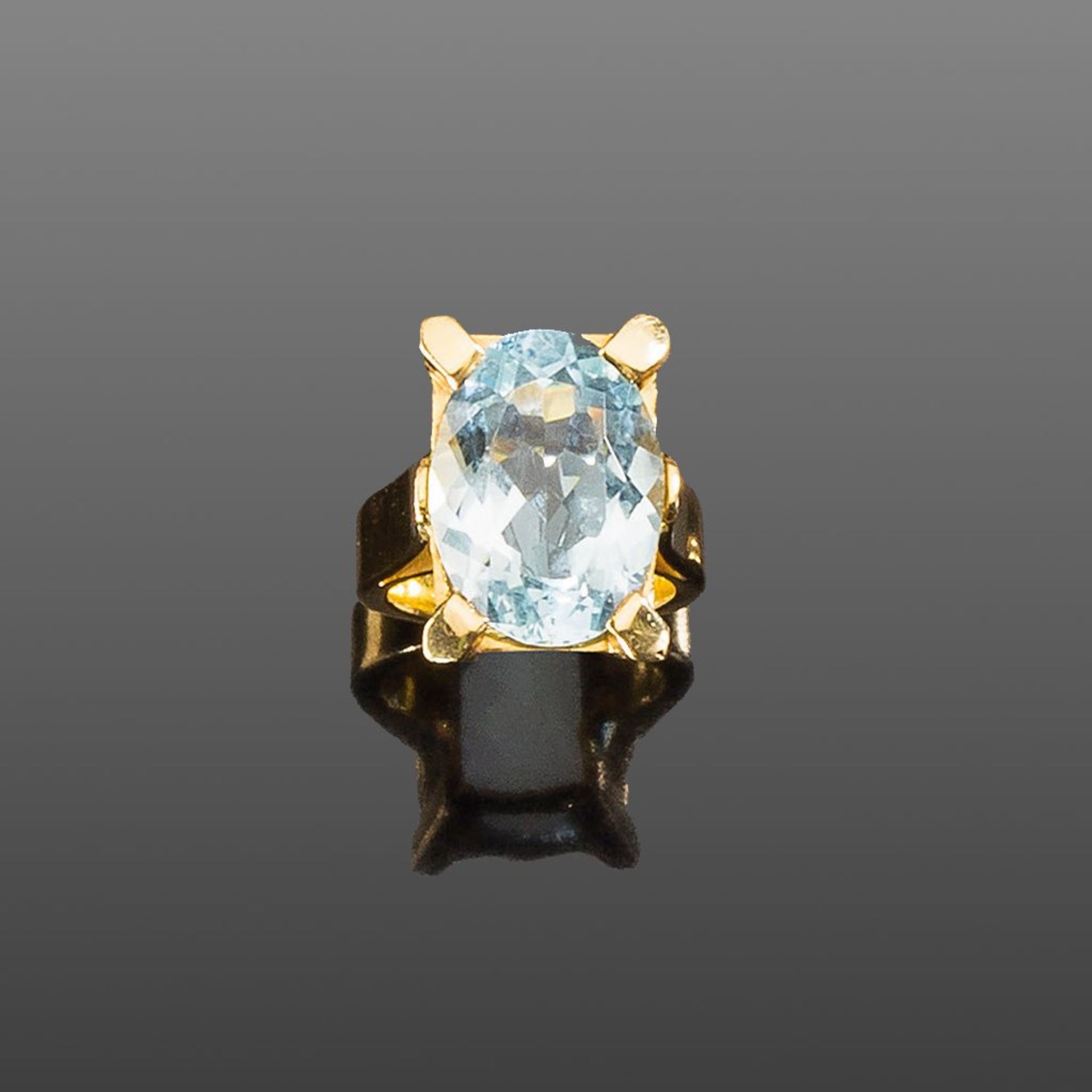 Großer Aquamarinring. Ovaler facettierter Aquamarin ca. 14 ct. Fassung 18 ct. GG