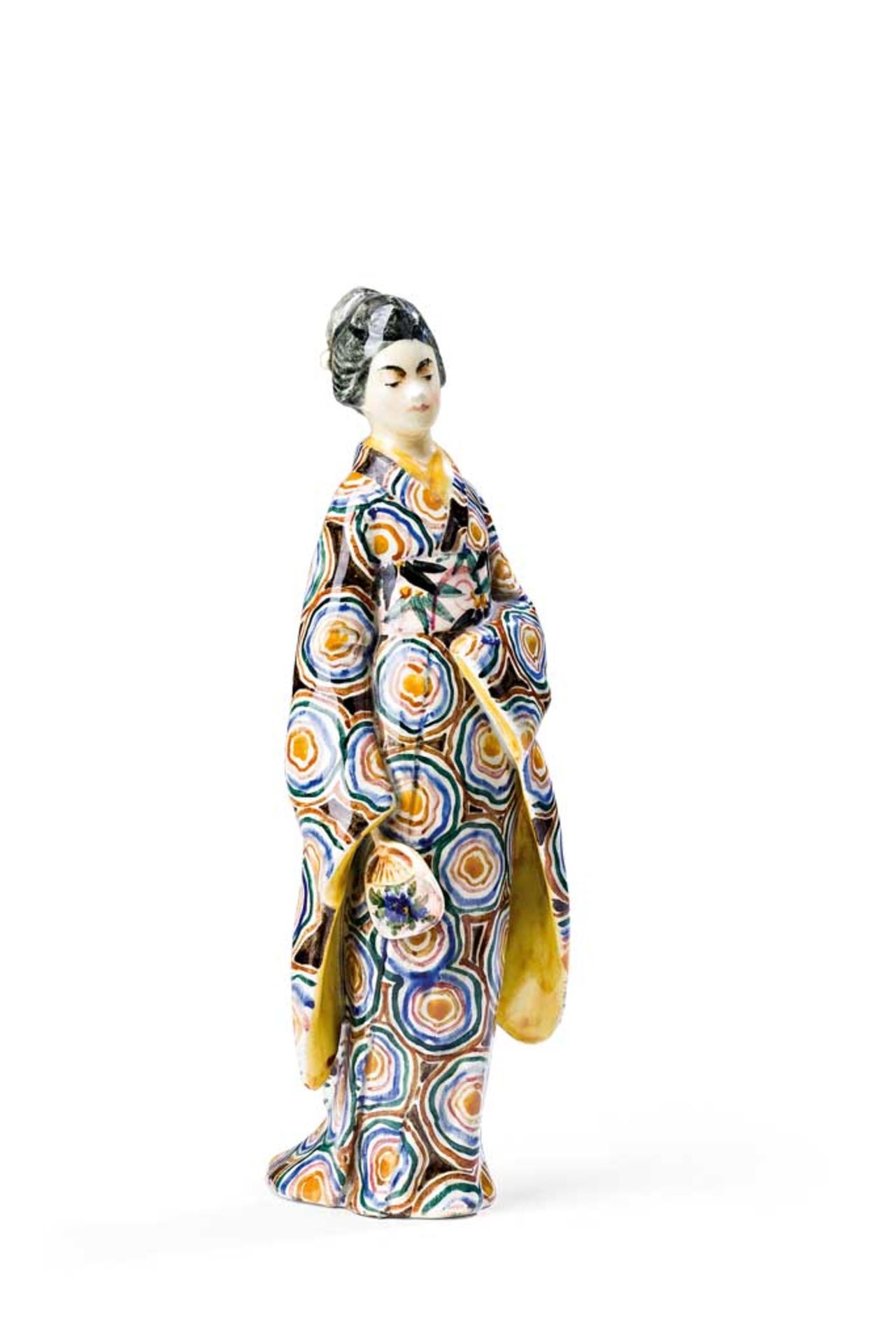 Japanerin mit Fächer, im Kimono. Polychrom bemalte Figurine. Bodenmarke Wiener Kunstkeramische