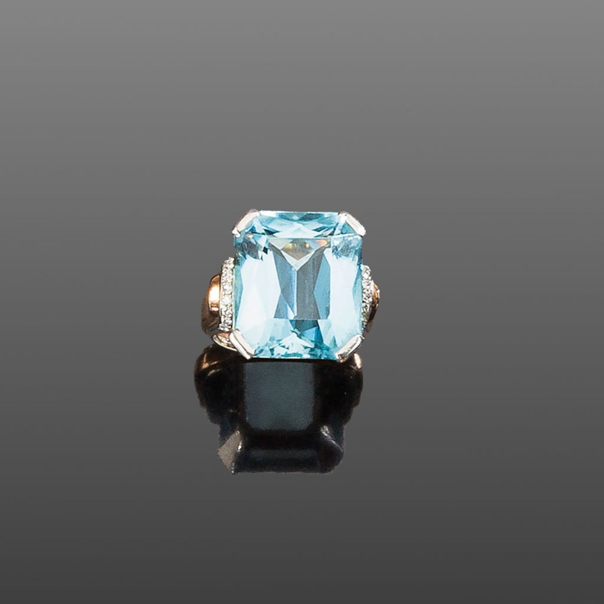 Feiner Aquamarinring. Oktagonaler Aquamarin, ca. 16 ct., mit kleinen Brillanten in eleganter 18