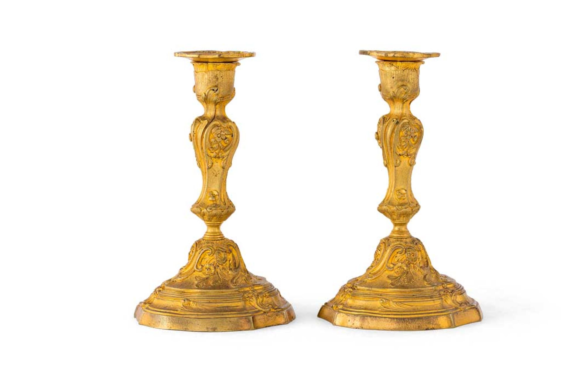 Paar schwere Louis-Quinze-Leuchter. Bronze doré. Schäftung abschraubbar, Tülle abnehmbar.