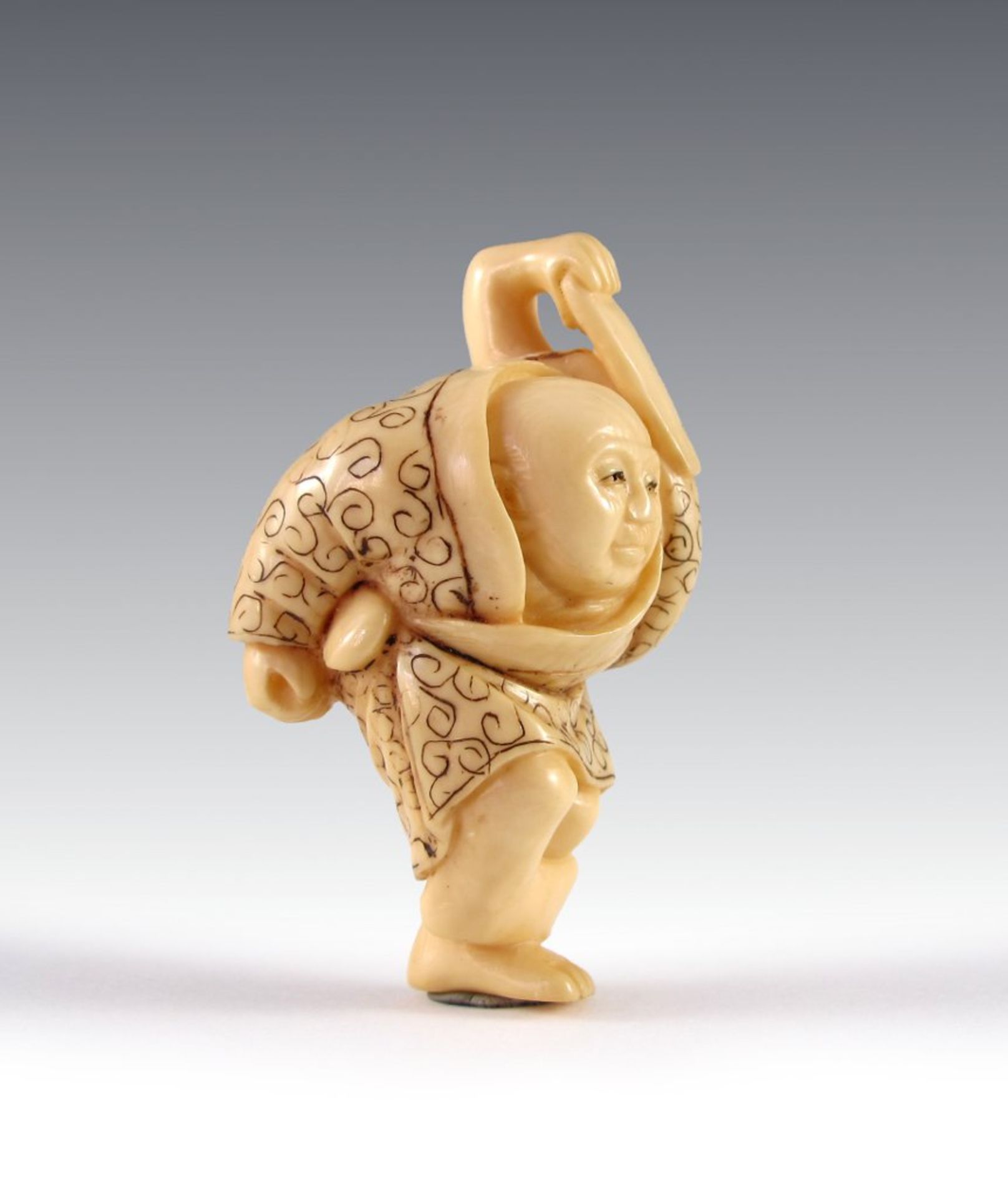 Netsuke. Handwerker in ungewöhnlicher Haltung. Taguanuss. Japan. H 5,2 cm