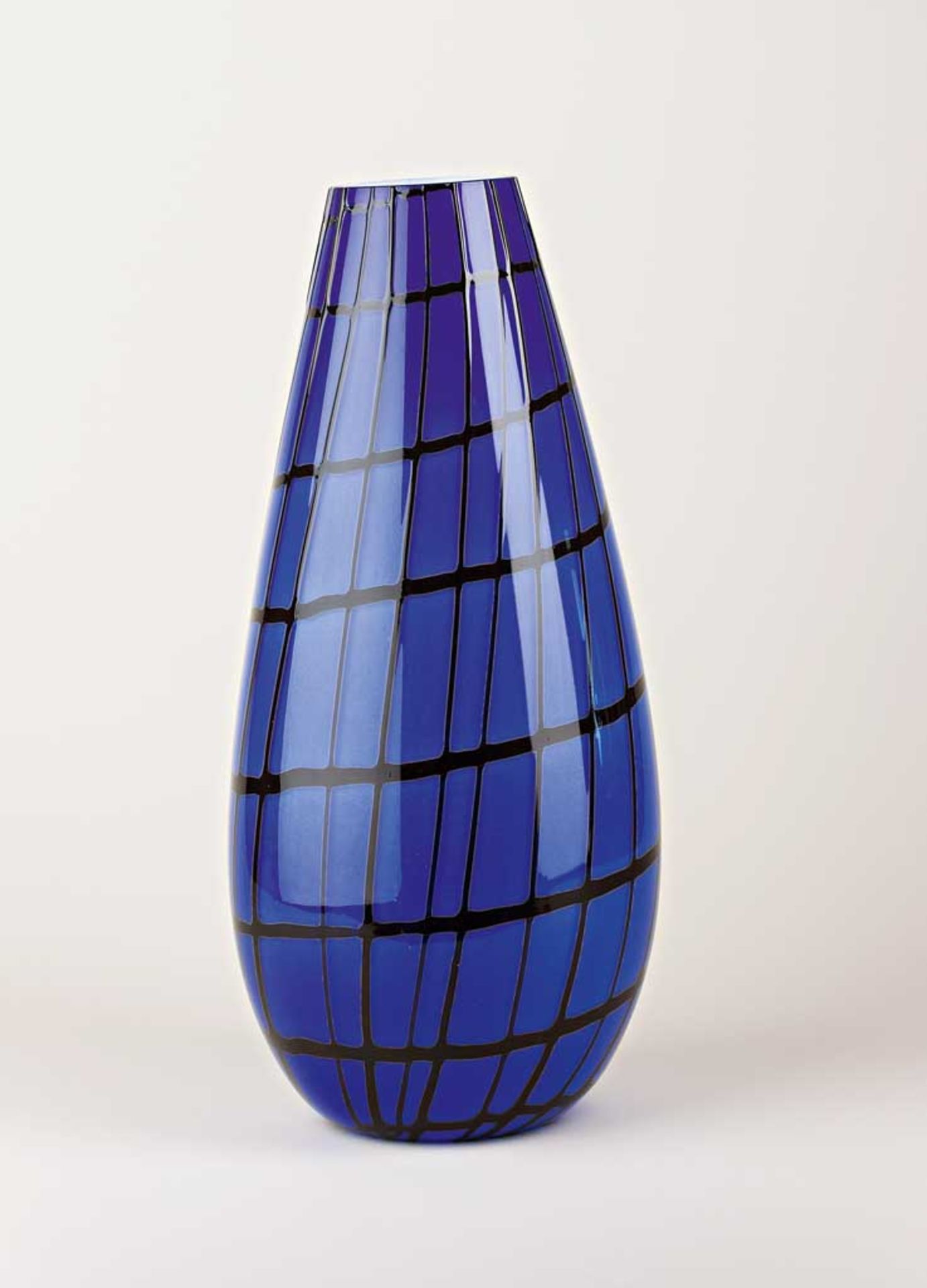 Große keulenförmige Vase. Blau mit schwarzer Aufschmelzung, innen weiß. Am Boden bez. Paolo