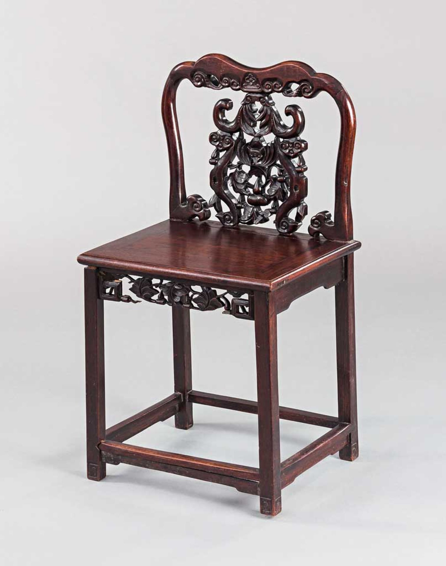 Stuhl mit Schnitzerei. Brettsitz. China. H 90 (52) cm