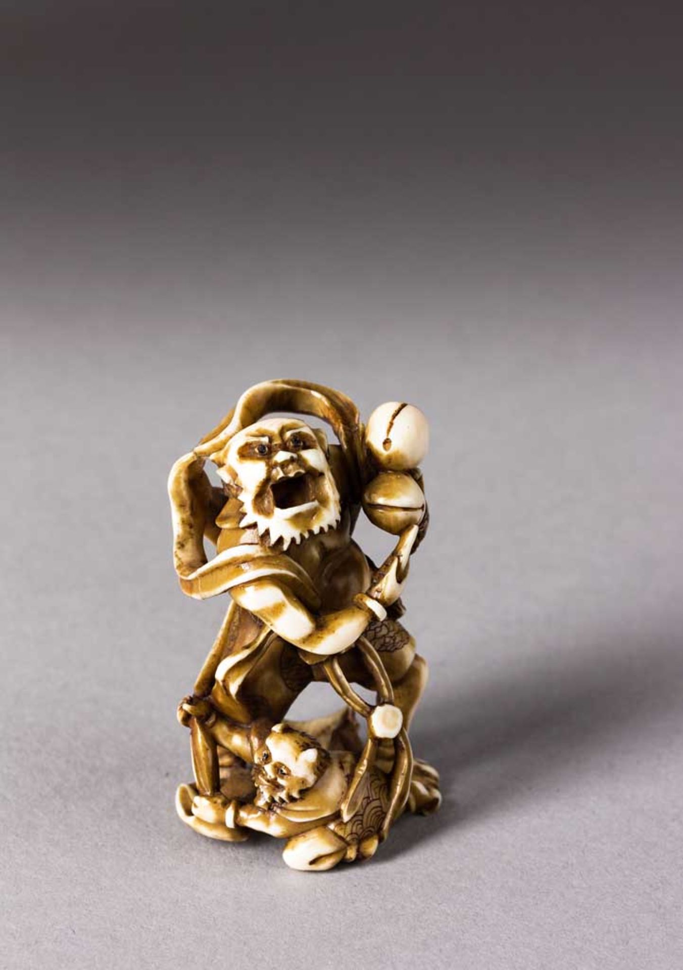 Netsuke. Shoki und Oni. Sign. Gyoku Ho. Elfenbein. Unbed. Fehlst. 19. Jh. H 4 cm