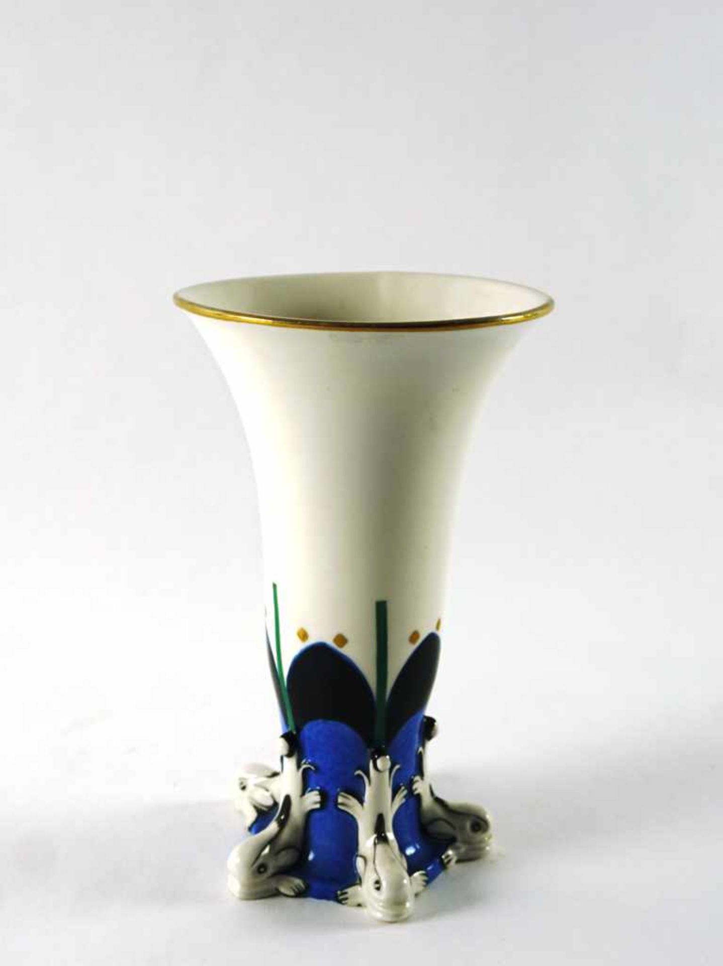 Vase mit Delphinen. Porzellan mit polychromer und goldener Staffage. Bodenmarke Porzellanfabrik Karl
