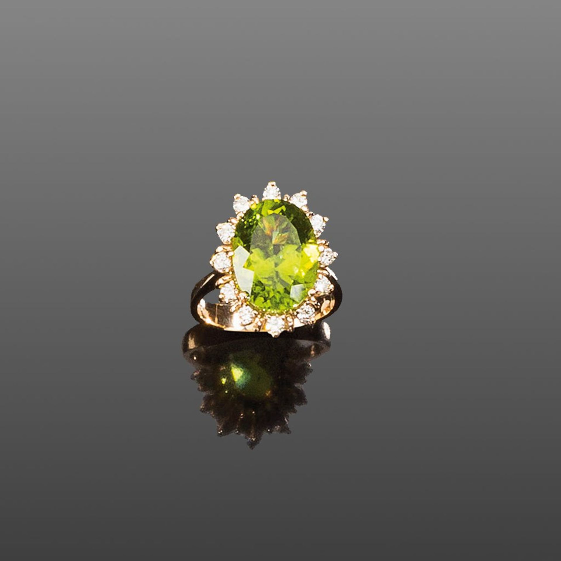 Feiner Peridot-/Brillantring. Ovaler facettierter Peridot ca. 7,74 ct. Mit ca. 0,50 ct. Brillanten