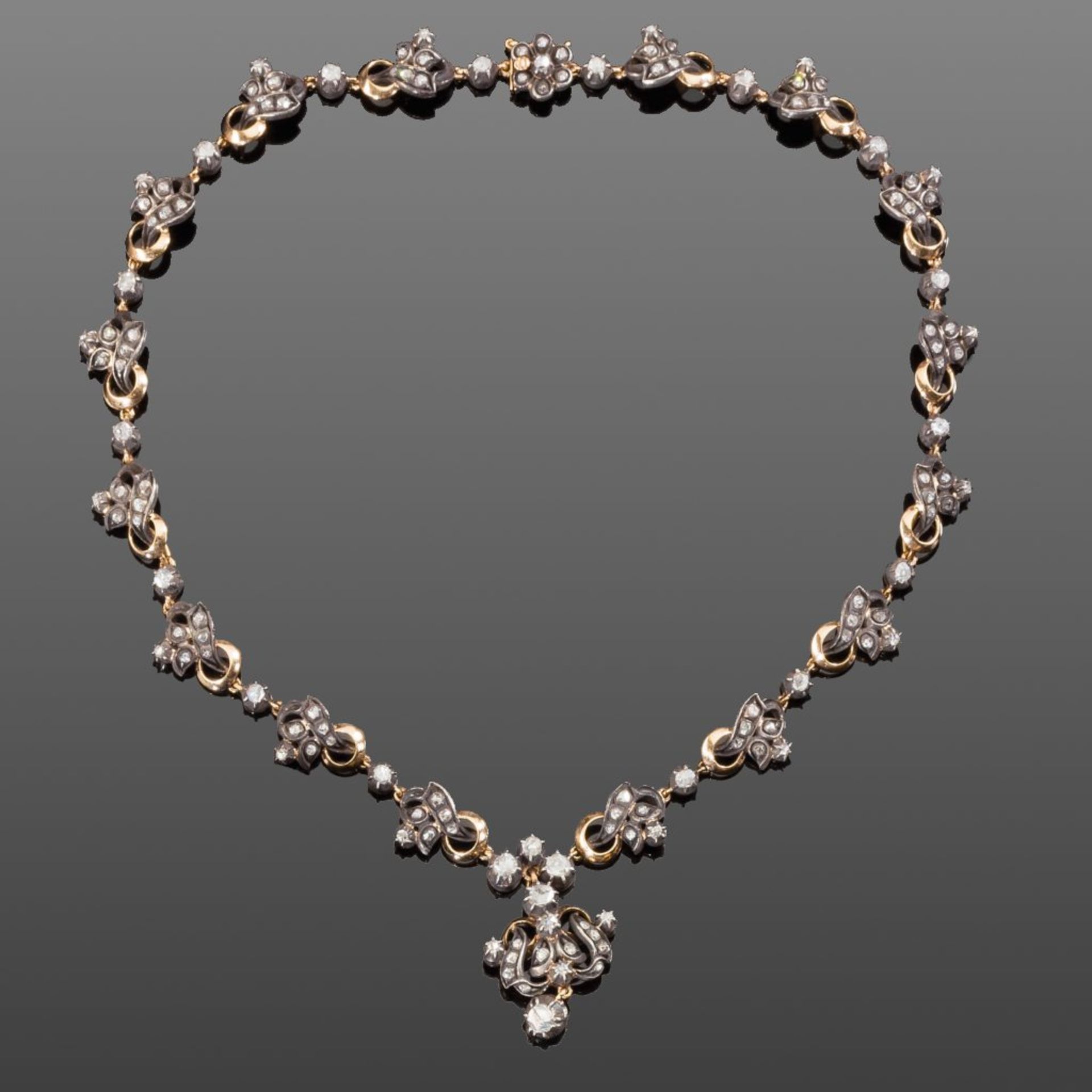 Feines Diamantcollier. Diamantrosen ca. 5 ct. Fassung Silber mit GG verbödet. 19. Jh. L 41,5 cm