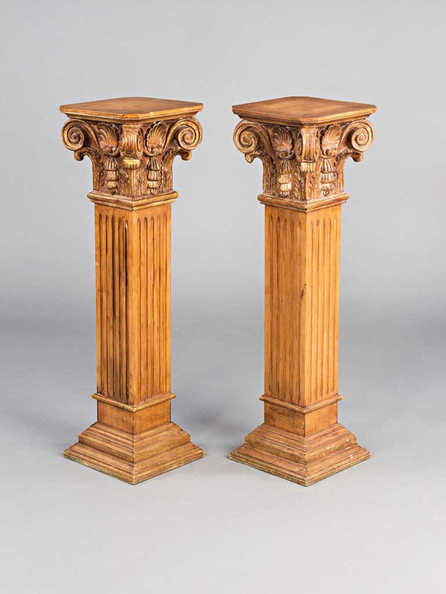 Paar Podeste in Form korinthischer Säulen. Holz, teils gefasst. H 100 cm