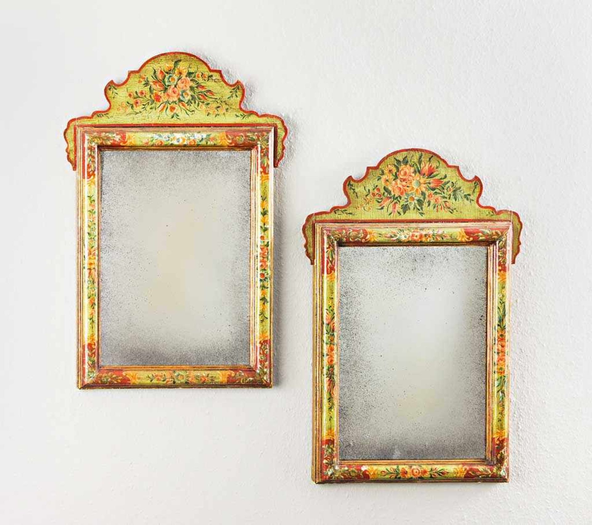 Paar venezianische Spiegel mit bemaltem Rahmen. 19./20. Jh. 69 x 45 cm