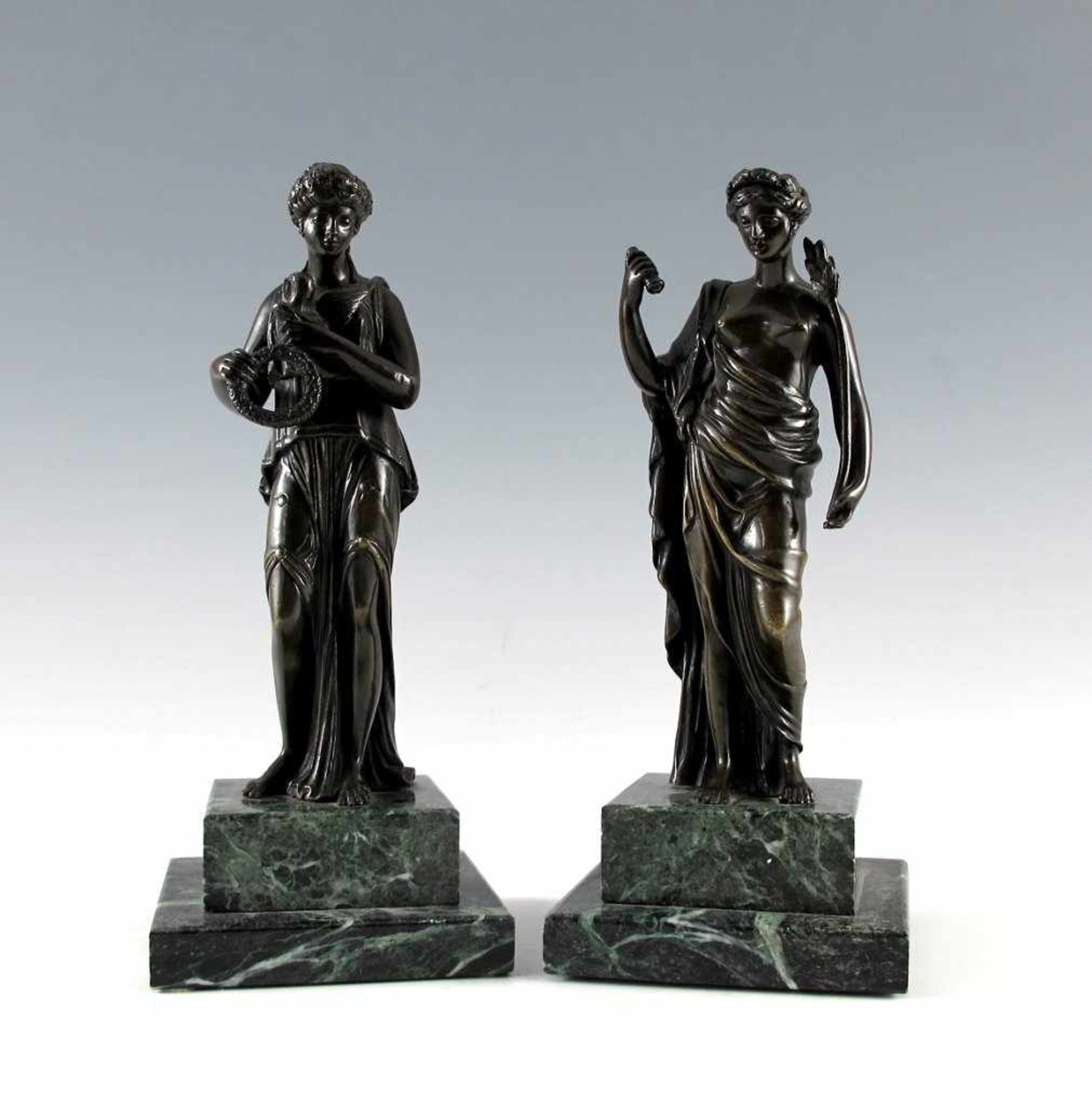 Paar Vestalinnen. Bronze, auf Steinsockel. Gesamthöhe 27,5 cm