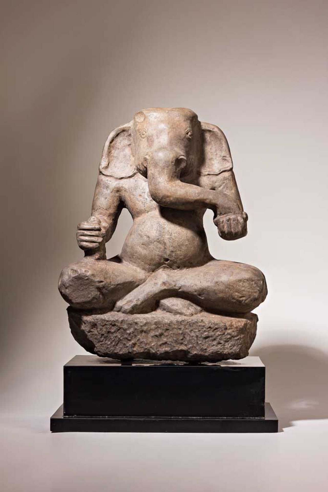 Ganesha. In Meditationshaltung mit gekreuzten Beinen sitzender Elefantengott. Mit dem Rüssel