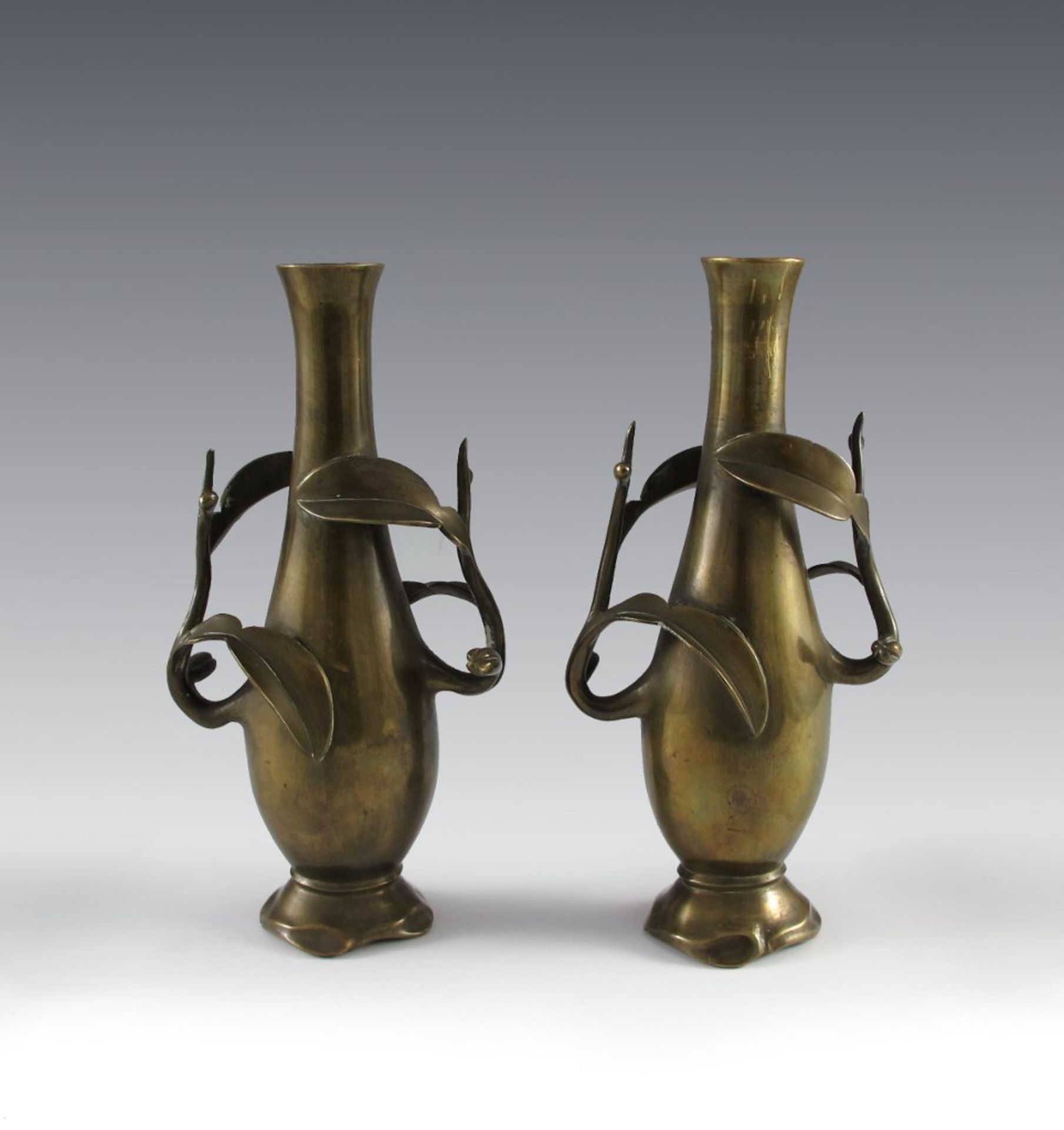 Paar Art-Déco-Vasen. Flaschenform mit aufgesetztem Ast- und Blattwerk. Gelbguss. Um 1920. H 23,5 cm
