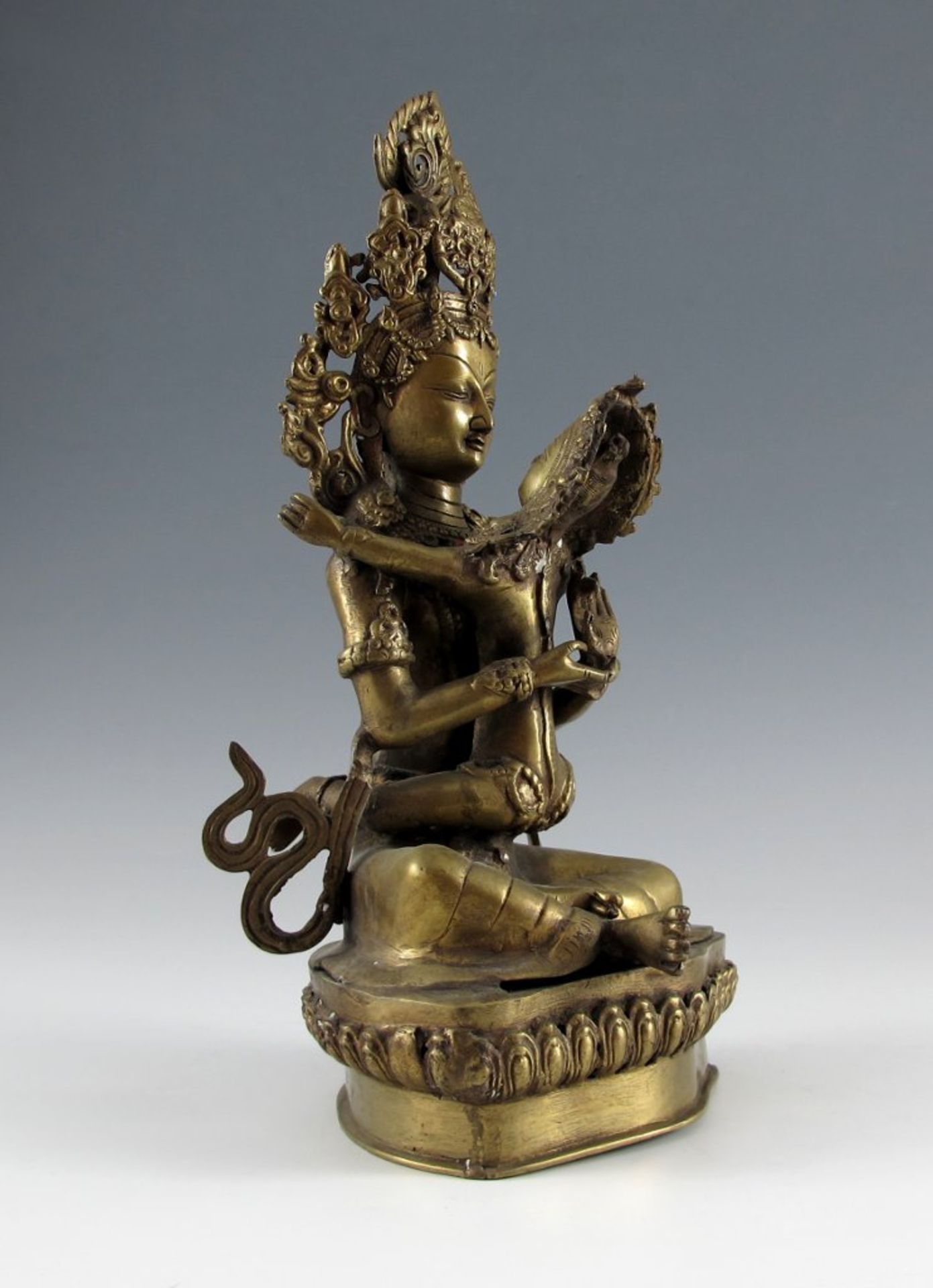 Sitzender Buddha mit Shakti vereint. Messing. Orissa. H 40,5 cm