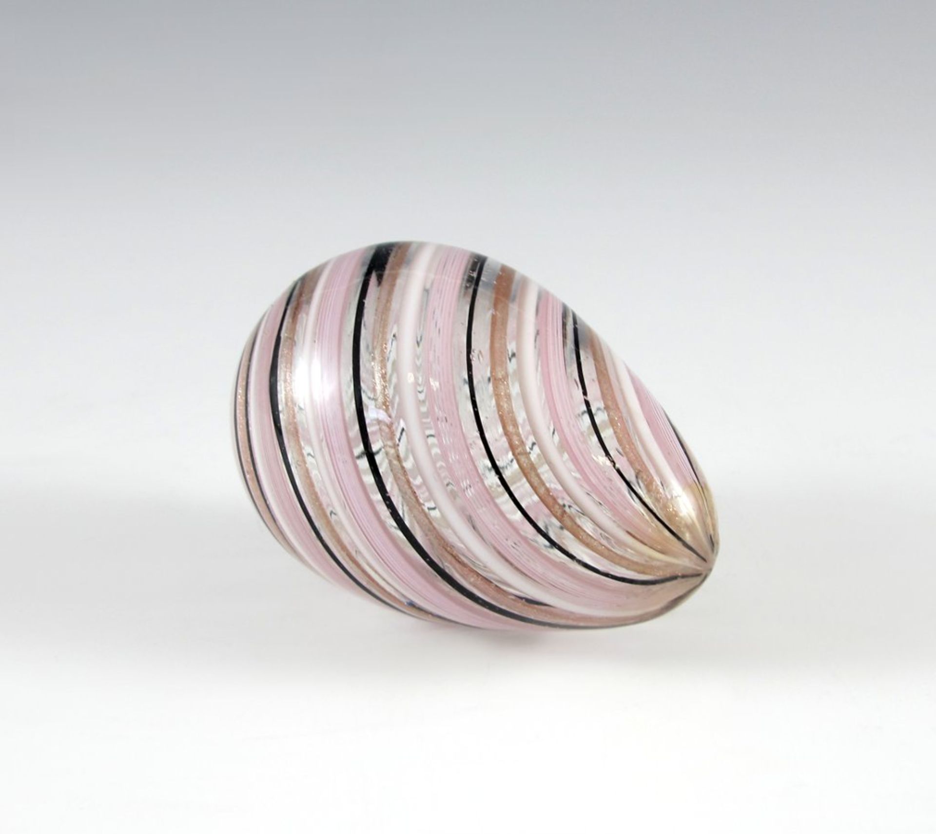 Ei. Farbloses Glas mit roséfarbenen, schwarzen und weißen Spiralen. Murano. H 8 cm