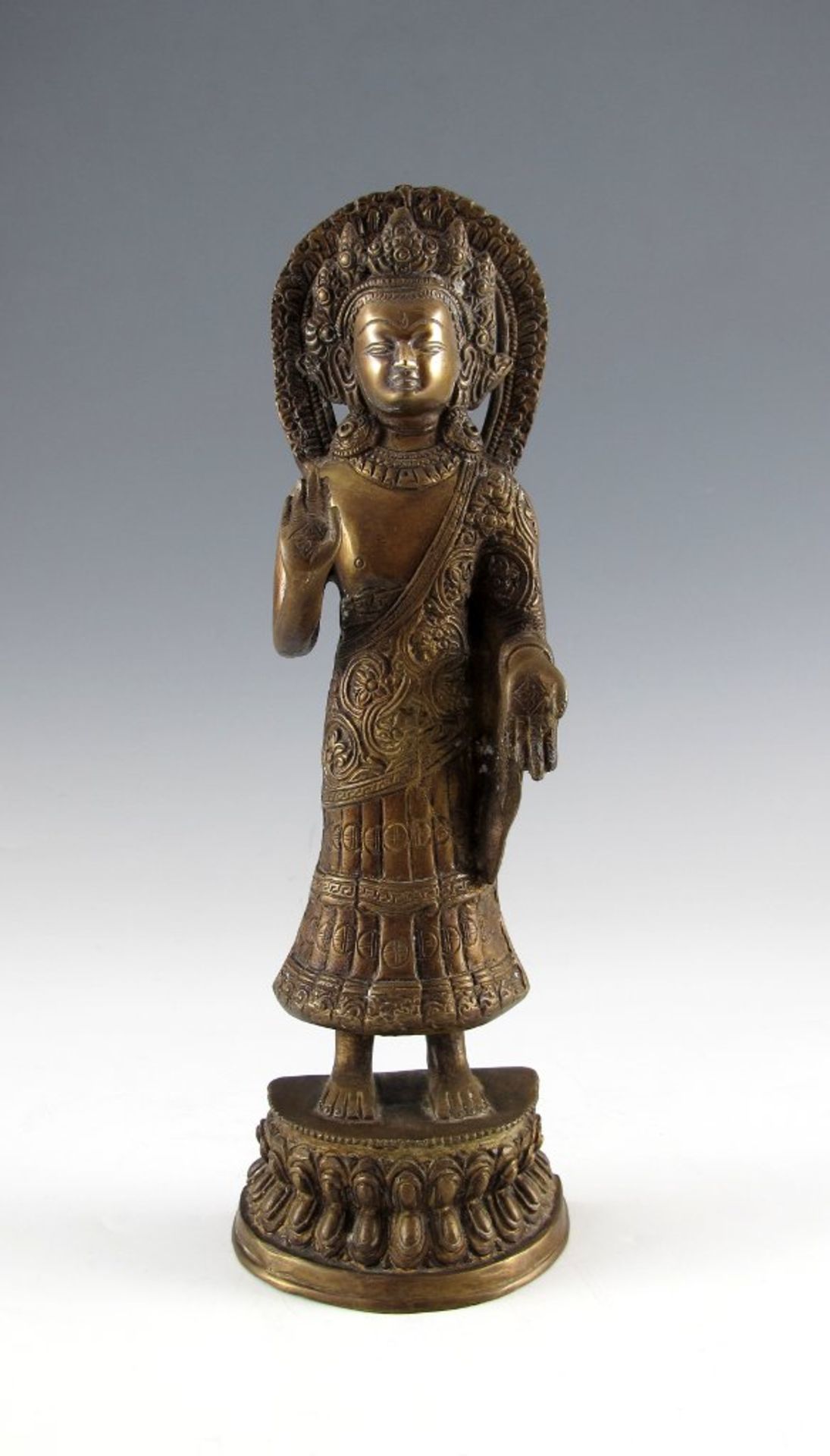 Stehender Buddha auf doppeltem Lotossockel. Kayotsarga Asana. Varada Mudra. Bronze. Nepal. H 33,5