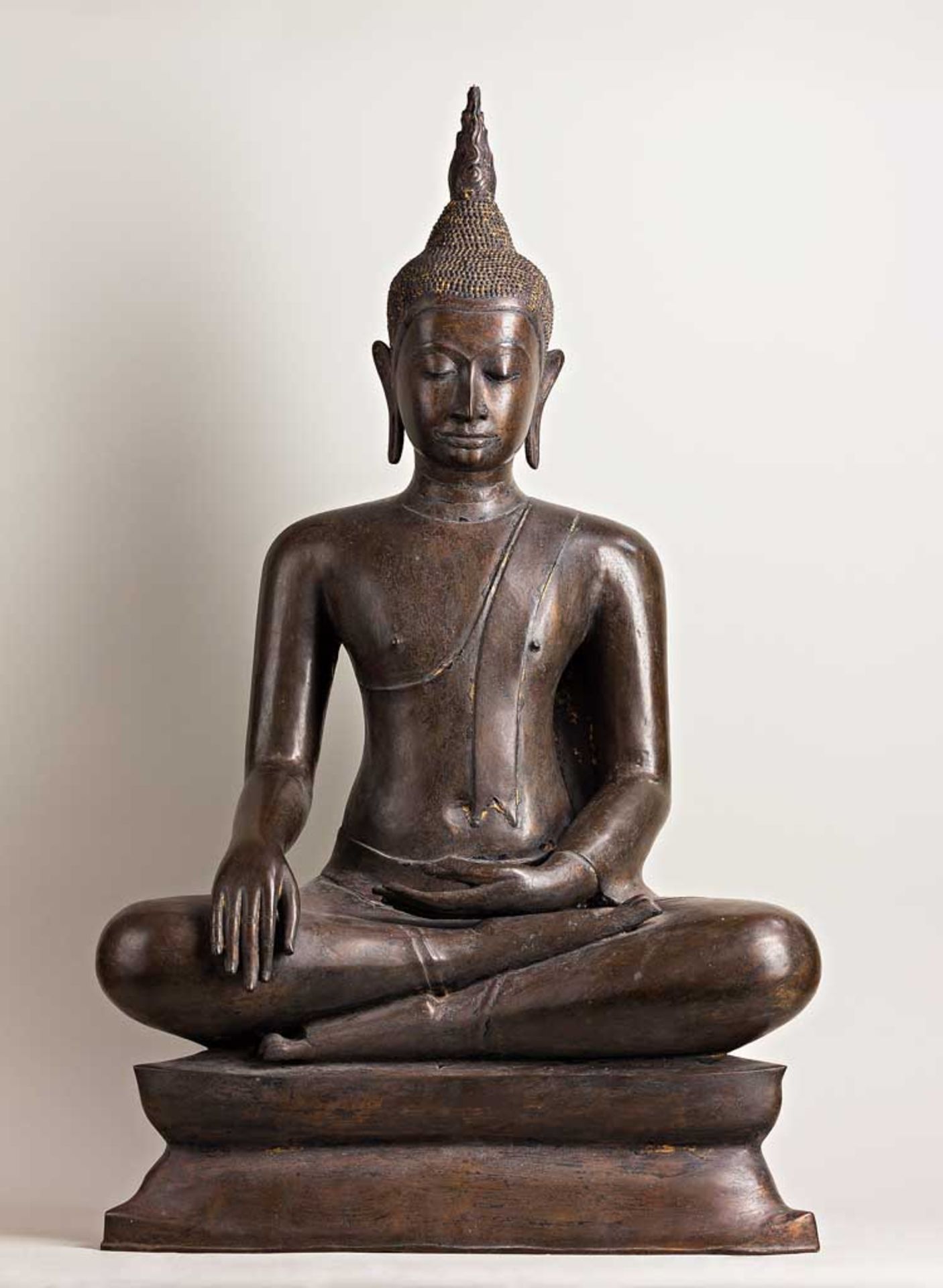 Sitzender Buddha. Auf doppeltem glatten Sockel in Dhyana Asana. Gestus der Erdanrufung. Über der