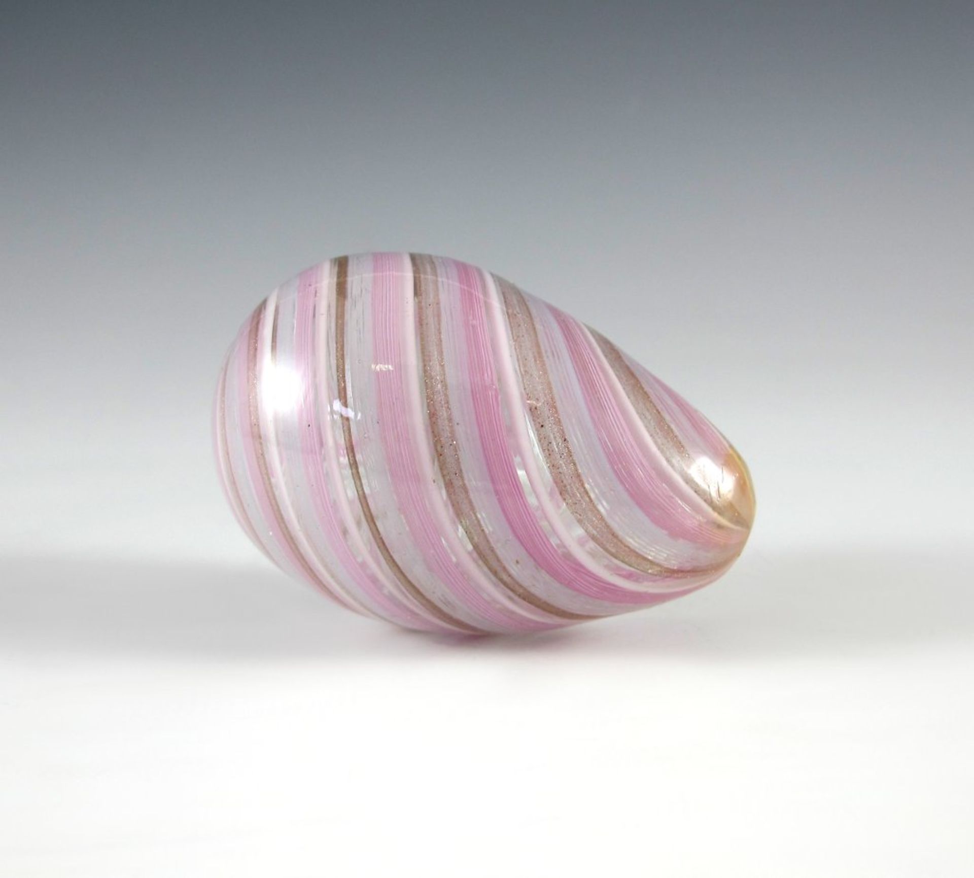 Ei. Farbloses Glas mit roséfarbenen und weißen Spiralen. Murano. H 8 cm