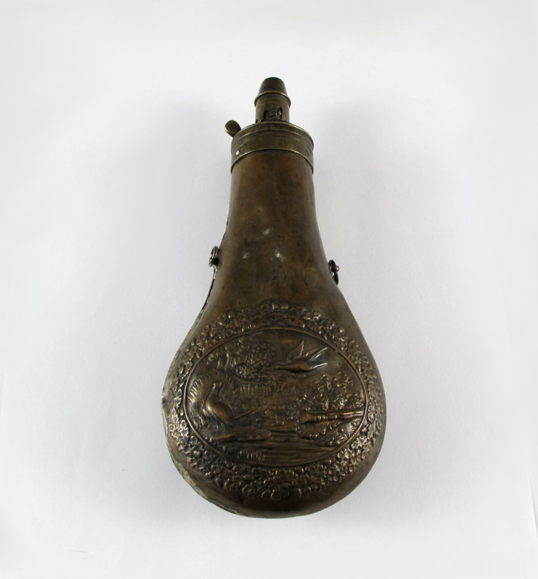 Pulverflasche. Kupfer/Messing. Reliefdekor mit Wildvögeln. 19. Jh. L 19 cm